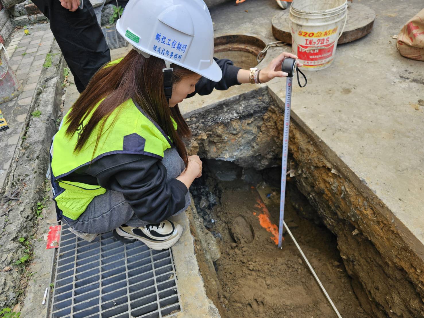 施工團隊完成污水埋設後進行查驗，確保施工品質