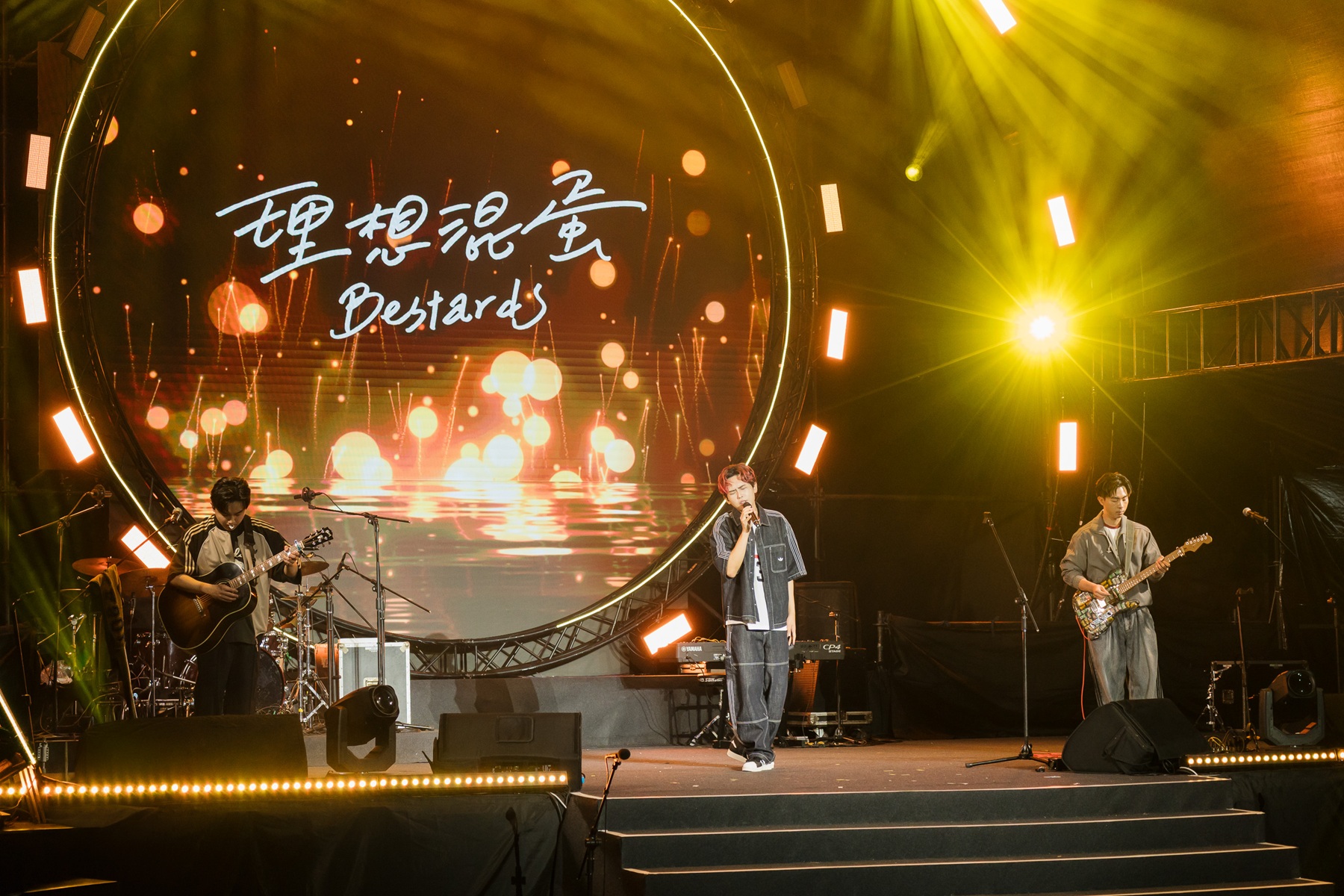 人氣樂團理想混蛋於21日新北夏至音樂節壓軸登場，帶來多首膾炙人口的作品。