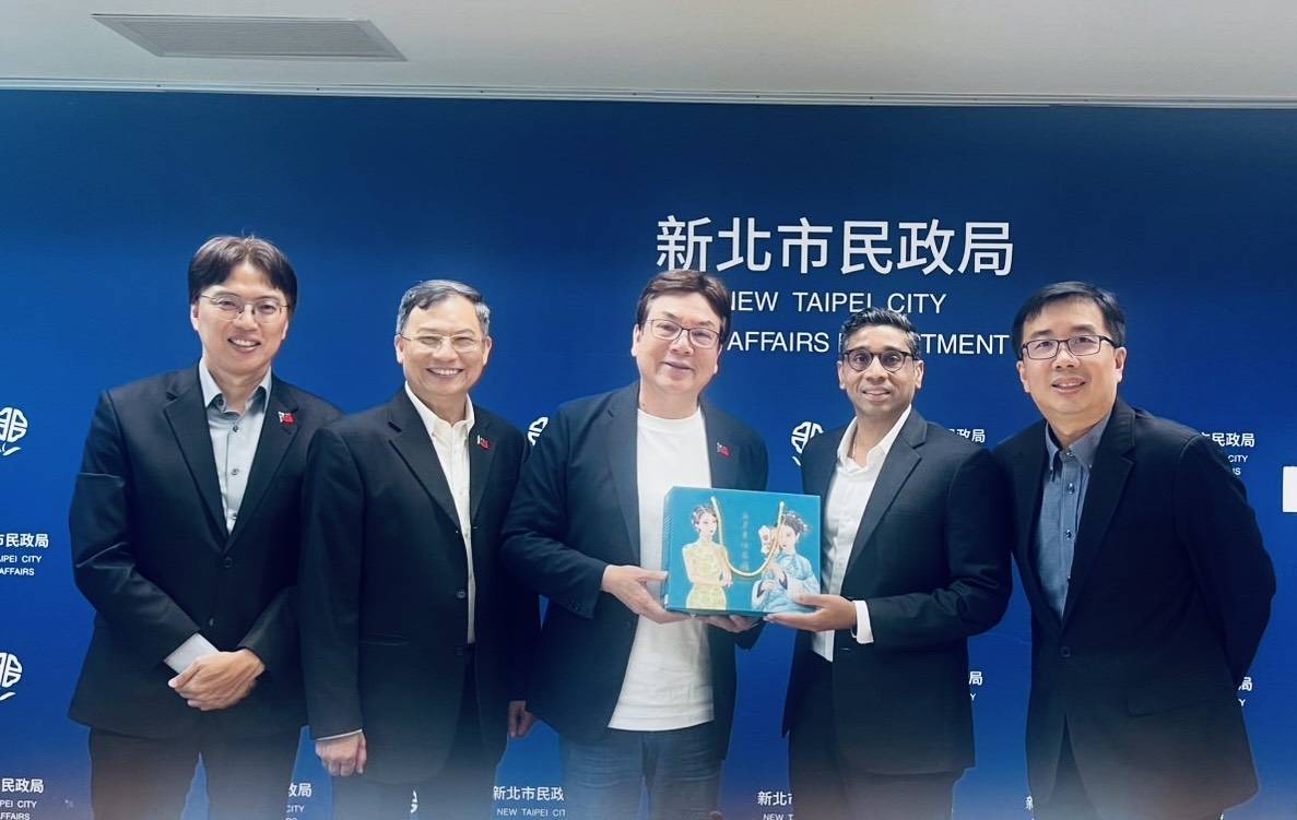 新北市副市長劉和然與新加坡國家環境局代表團副司長Santhosh Manivannan於業務會議中合影，雙方透過交流，攜手推進現代化殯葬轉型。