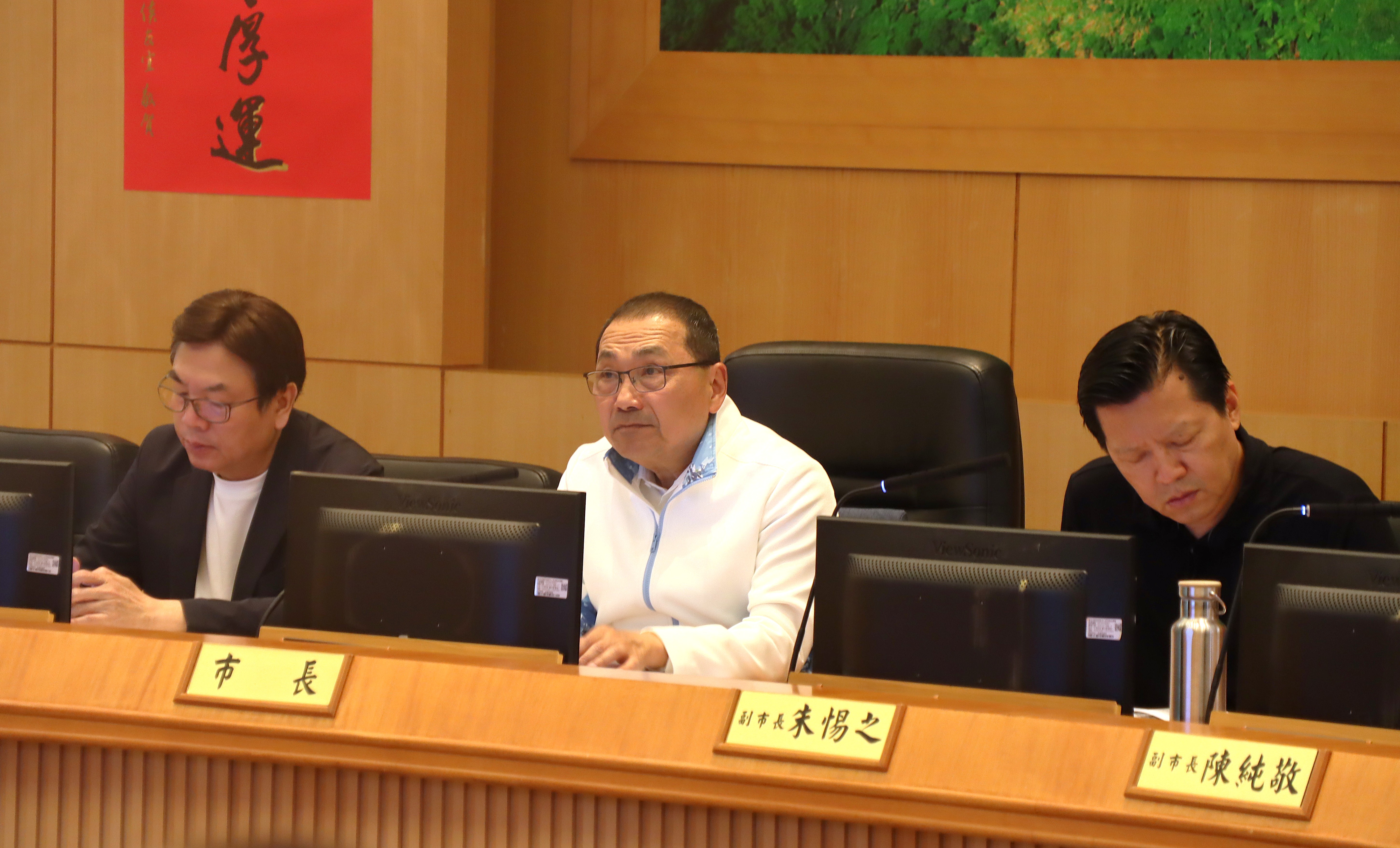 侯友宜市長(左二)聽取專題報告後感謝工務局團隊長期投入與努力，強調市府會秉持「高品質、高規格」標準，持續建設新北市。
