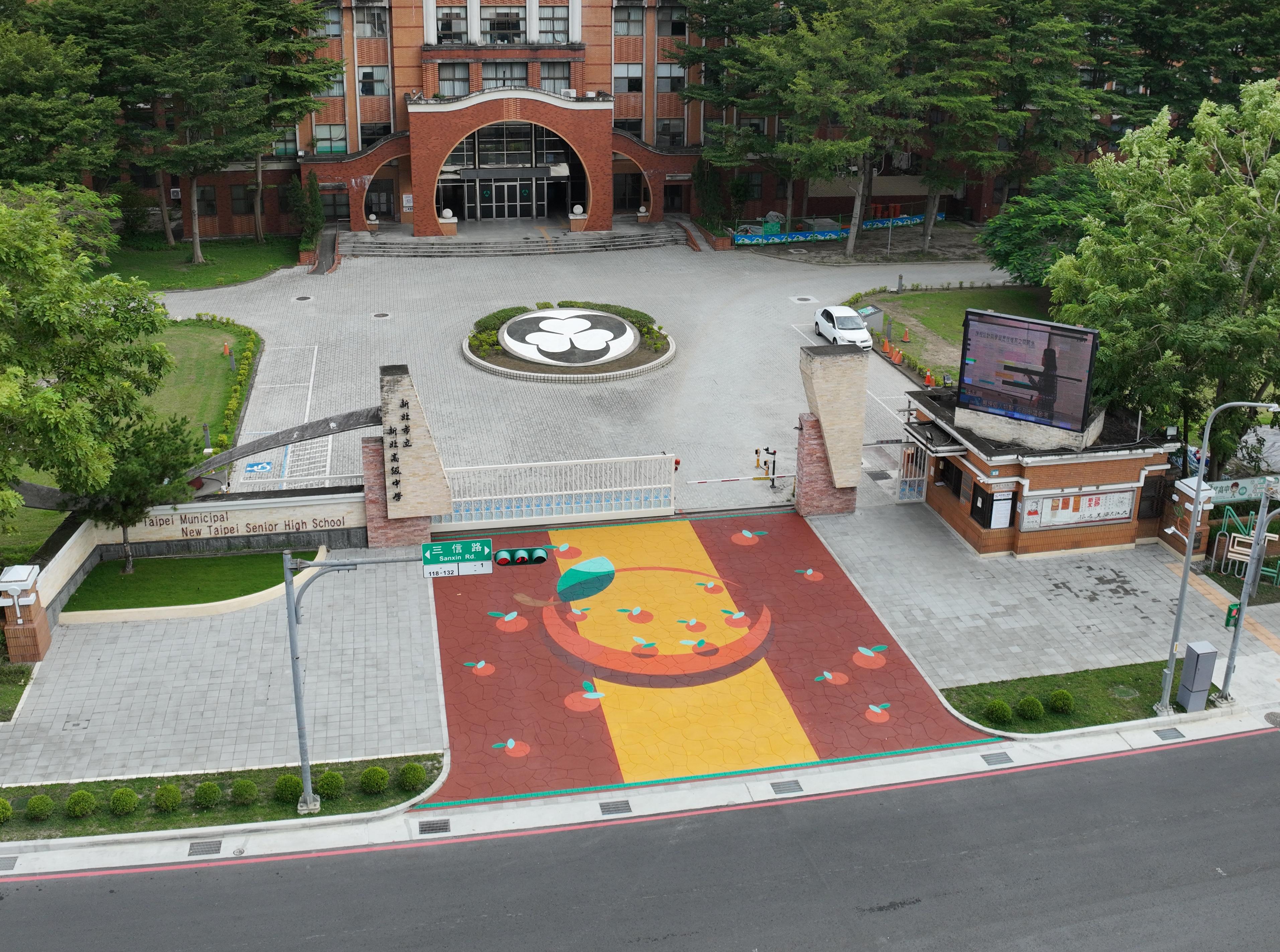 新北市致力推動人本交通城市，透過拆除陸橋、建構通學廊道、騎樓整平等計畫，提供友善舒適步行環境。圖為新北高中通學廊道。