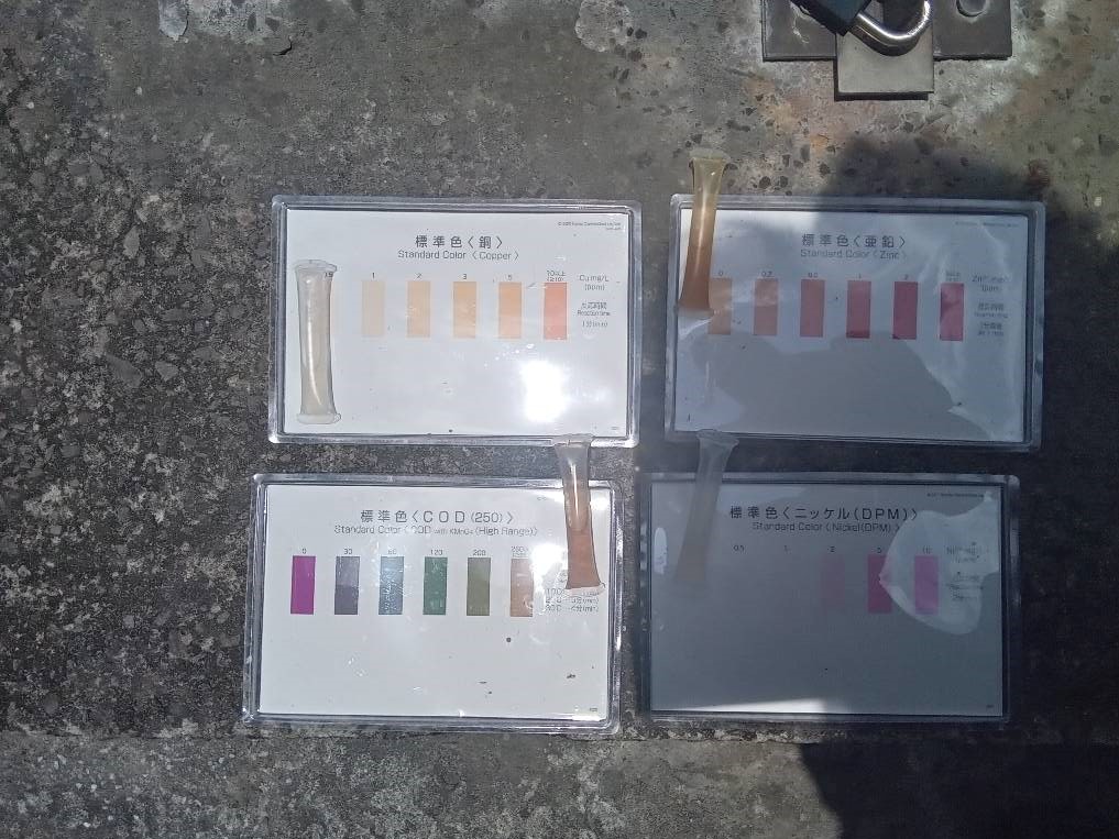 現場進行簡易測試廢水水質