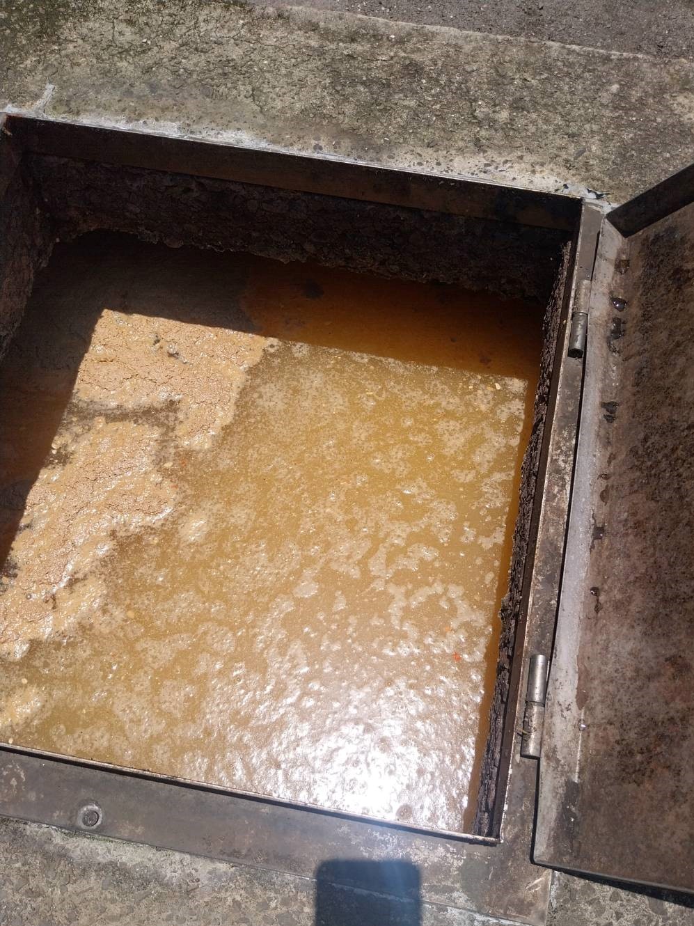 業者雖設有油水分離槽，但因長期未妥善維護及定期清理，導致處理效能不佳