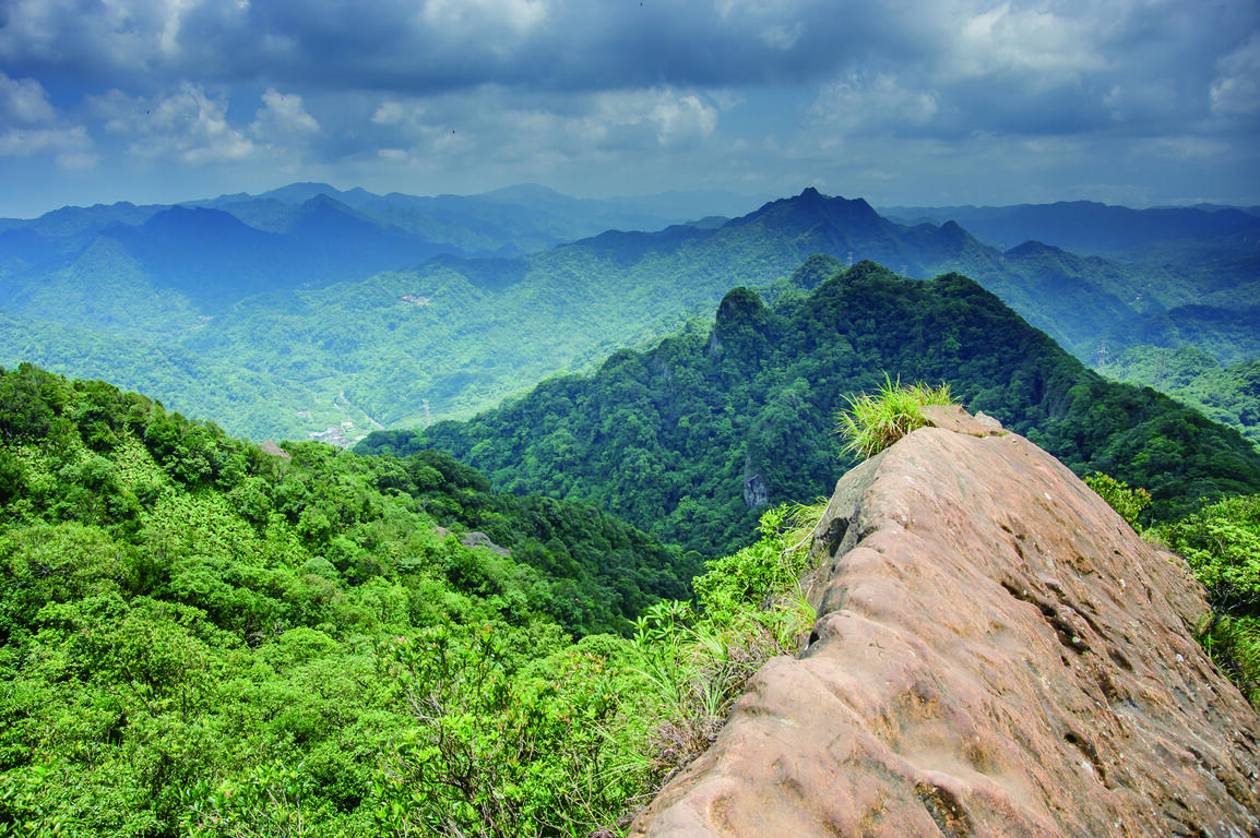 皇帝殿稜線沿途有裸露岩稜地形、景色壯觀，是不少山友喜愛挑戰的經典路線。