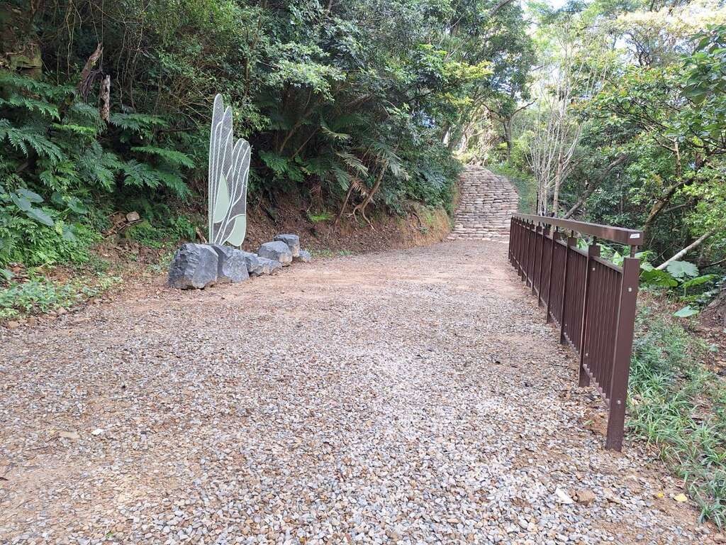 桃園市大湖之森步道沿途綠意環繞，碎石路與石階串起森林裡的悠閒小徑。（圖／桃園觀光導覽網）