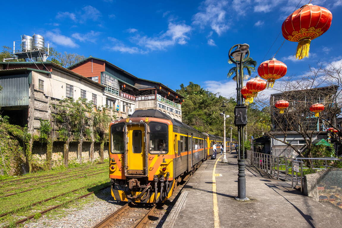 菁桐車站保留復古鐵道風情，列車進站時更有小鎮旅行的悠閒感。