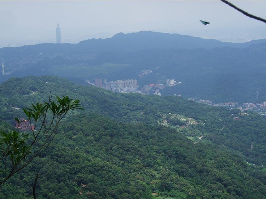 筆架連峰視野遼闊，可遠眺層層山巒與臺北市區景色。