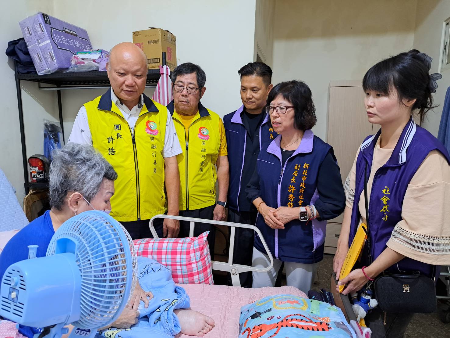  圓融行善團團長許誥（左起）、監察人吳叁寶、社工科長劉彥伯、社會局副局長許秀能和 板橋第二社福中心主任陳玟伶等一起探視關心臥病在床的曹婦