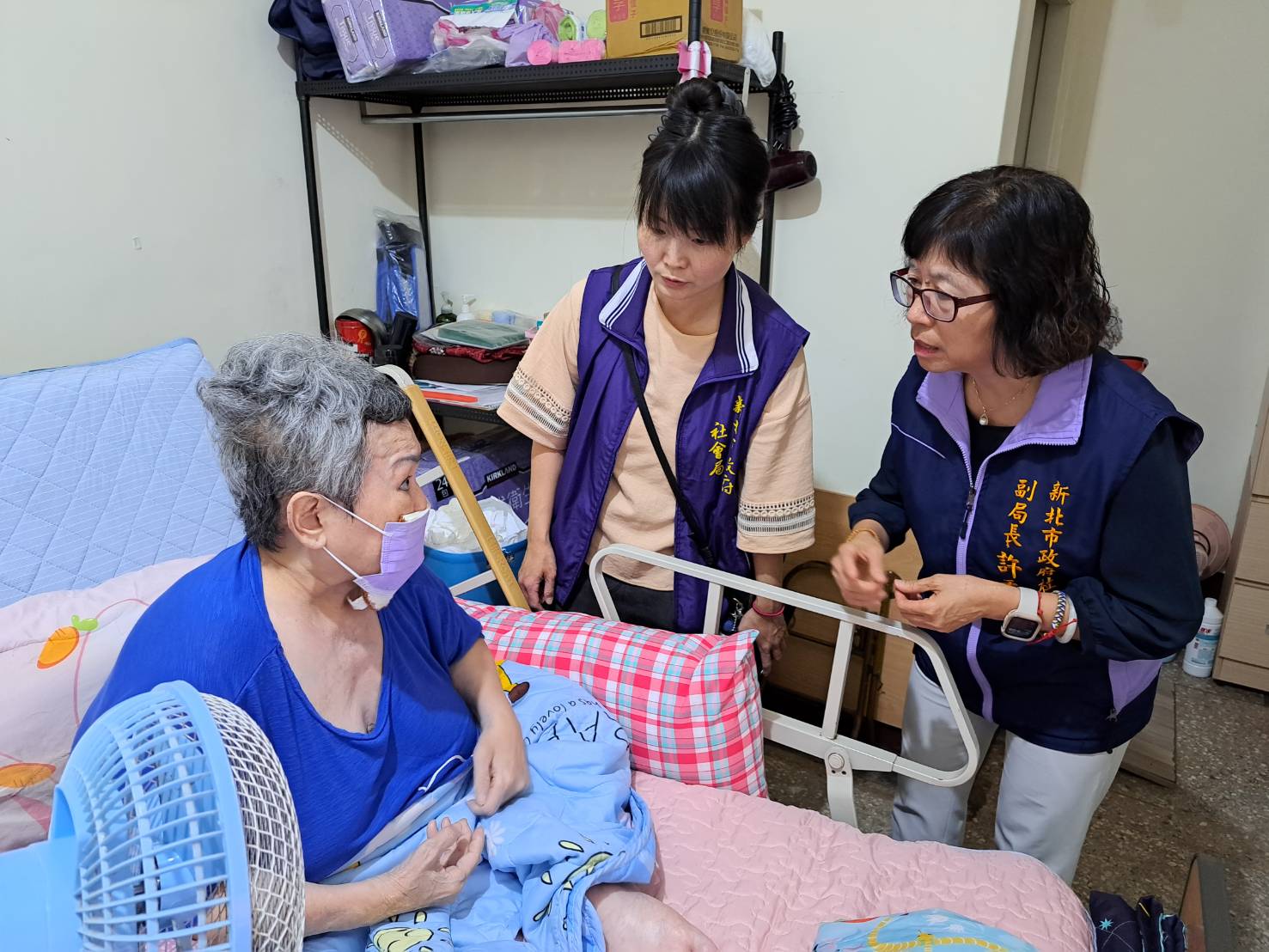 社會局副局長許秀能關心曹婦獨居的居家安全，立即交代同仁要申請裝設緊急救援系統。