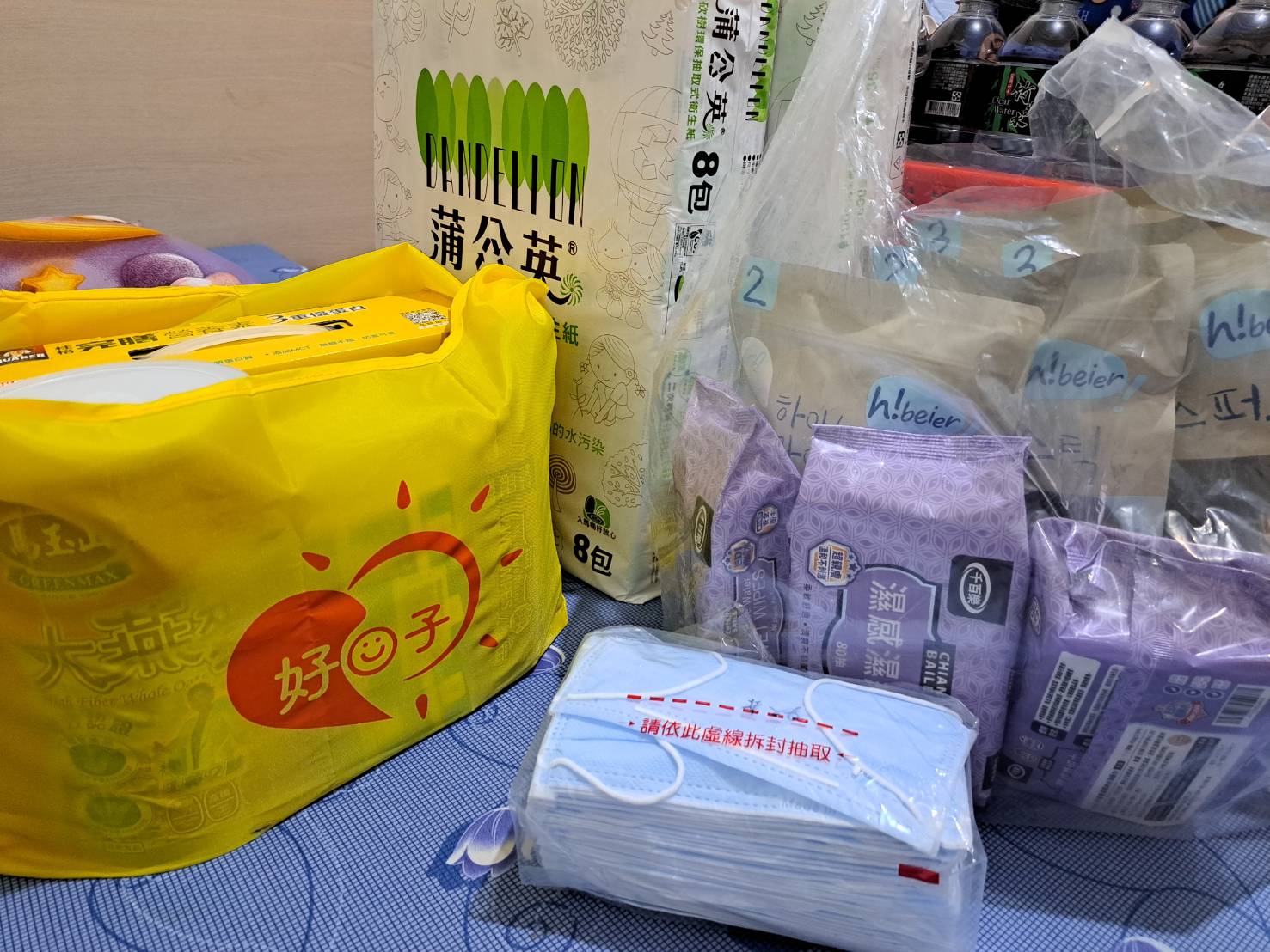 板二社福中心送好日子愛心大平台實物銀行生活和看護物資給曹婦。
