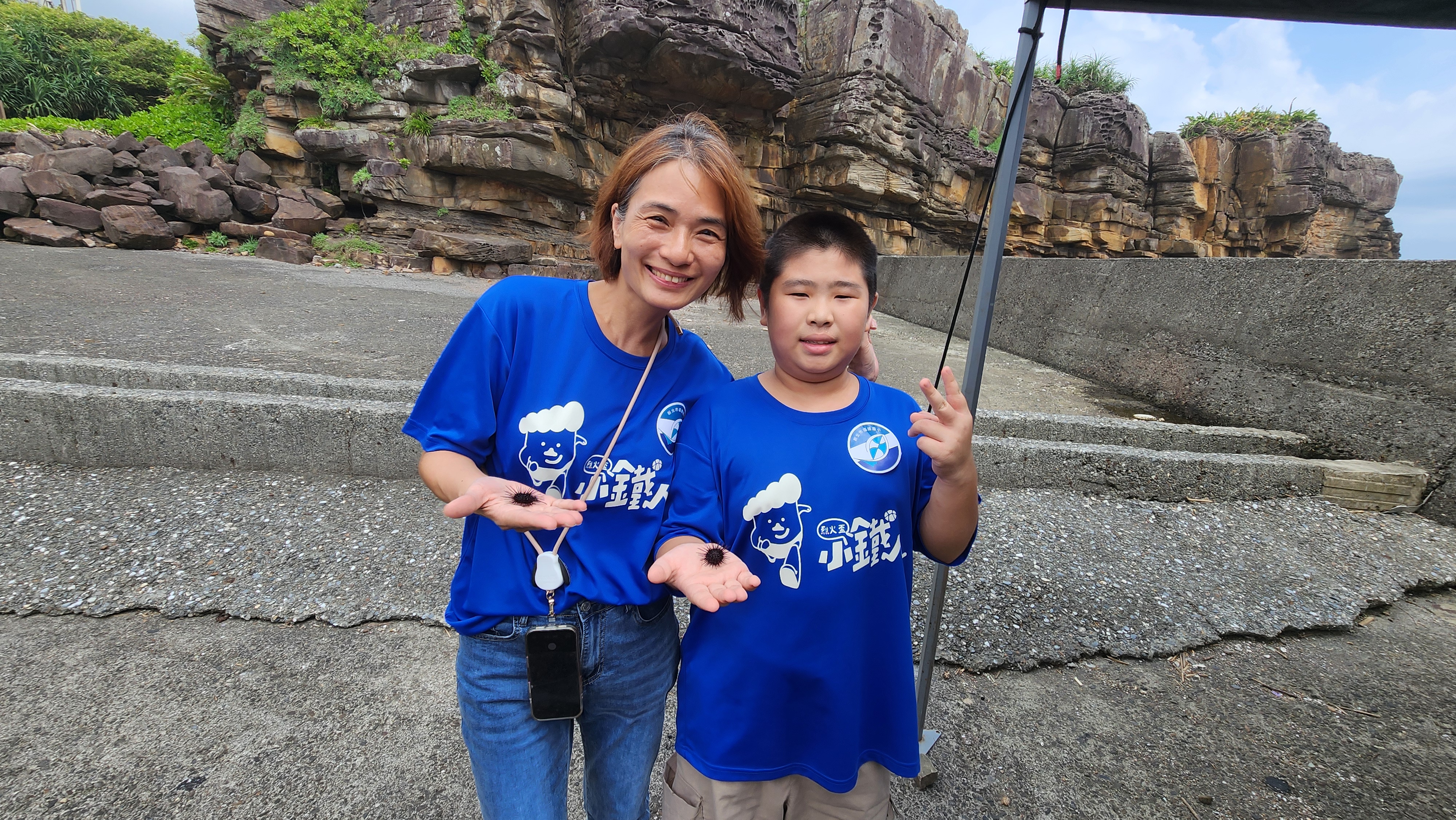 福連國小校長及同學展示紫海膽幼苗