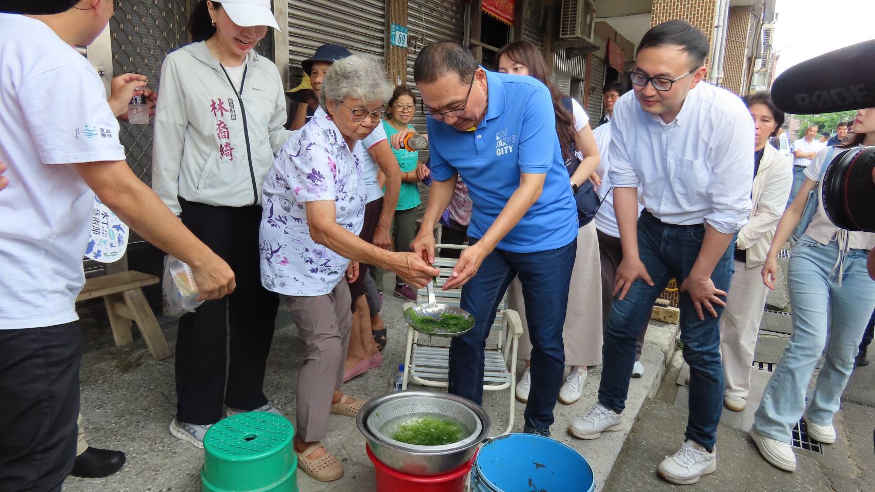 侯友宜市長為「新北農創所二號」授牌揭幕，此據點是由在地老店轉型為地域品牌基地，串連海女文化與食農教育推廣。