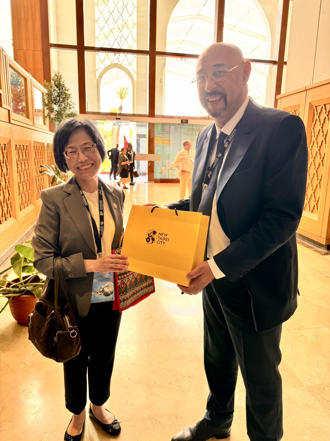 祝惠美處長與大會主辦城市丹吉爾市長致意