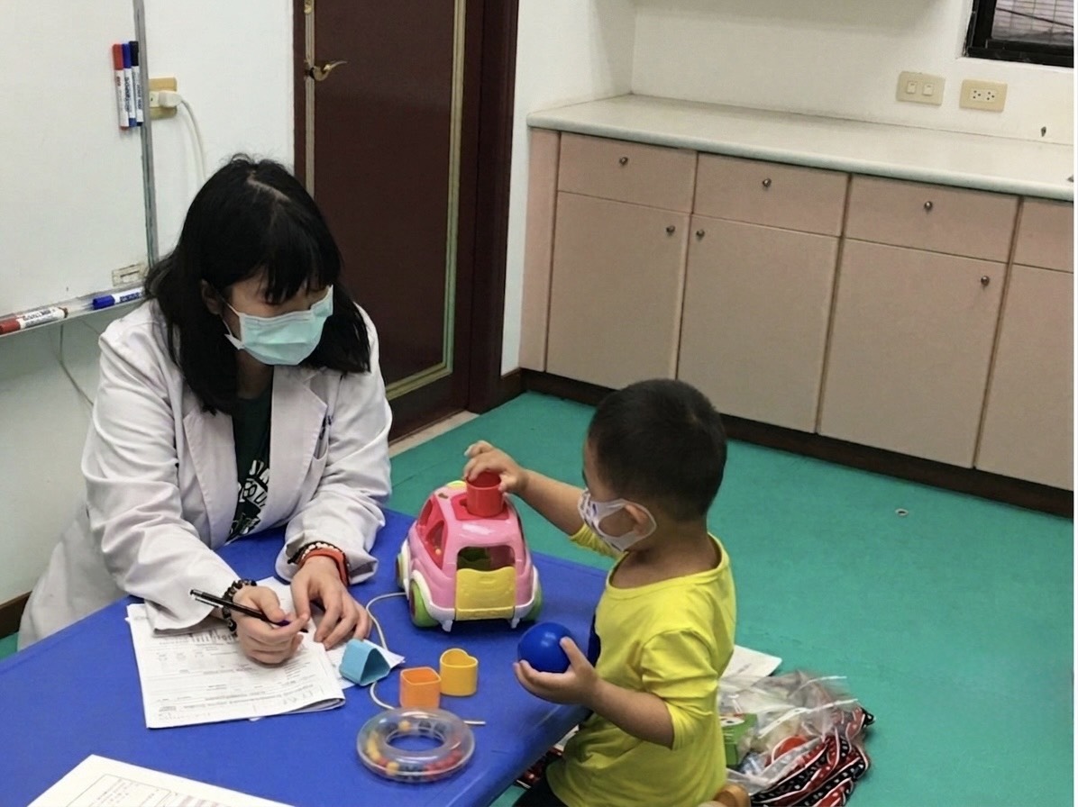 圖說：衛生局提醒未滿7歲兒童定期完成6次發展篩檢