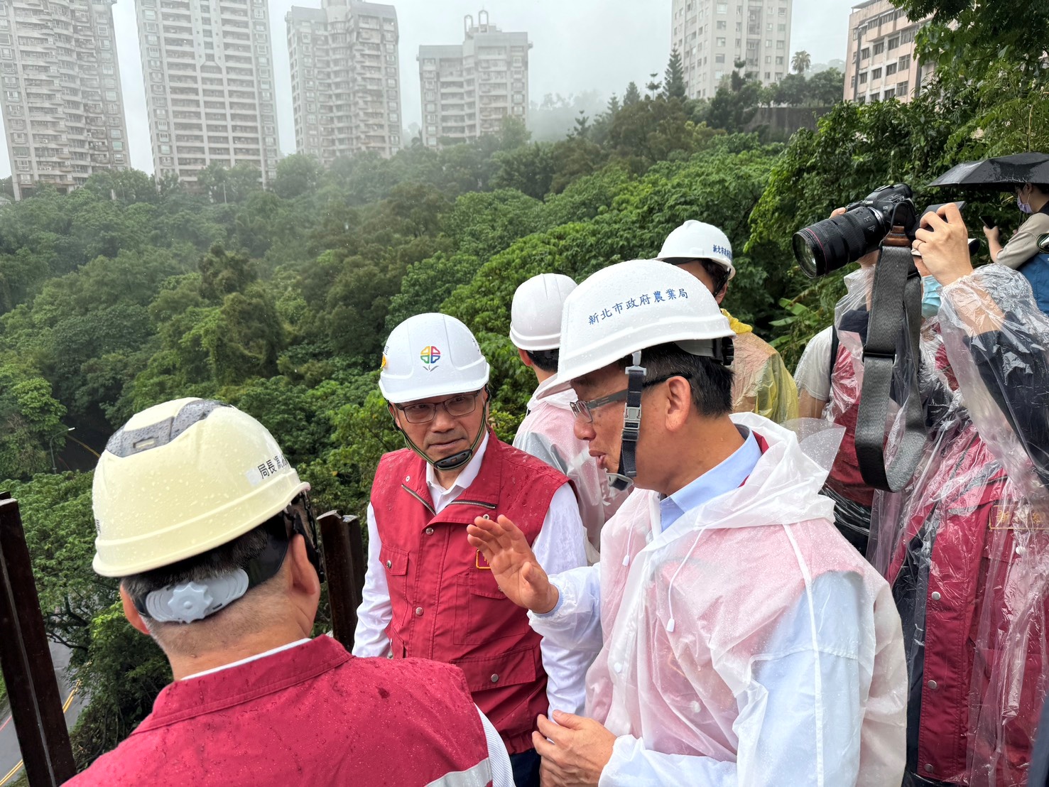 侯友宜今（26）日前往視察邊坡現況，市府已完成緊急應變作業，並持續透過專業監測掌握邊坡變化，同時督促相關單位儘速推動後續復建工程