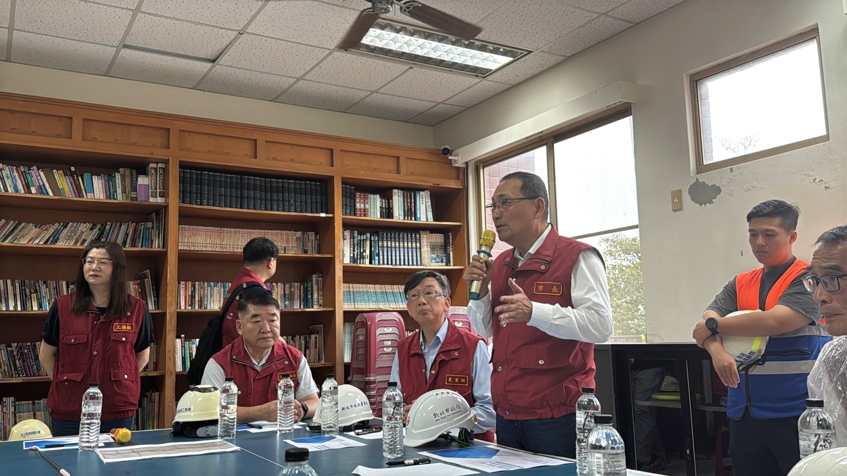 侯友宜今（26）日前往視察邊坡現況，市府已完成緊急應變作業，並持續透過專業監測掌握邊坡變化