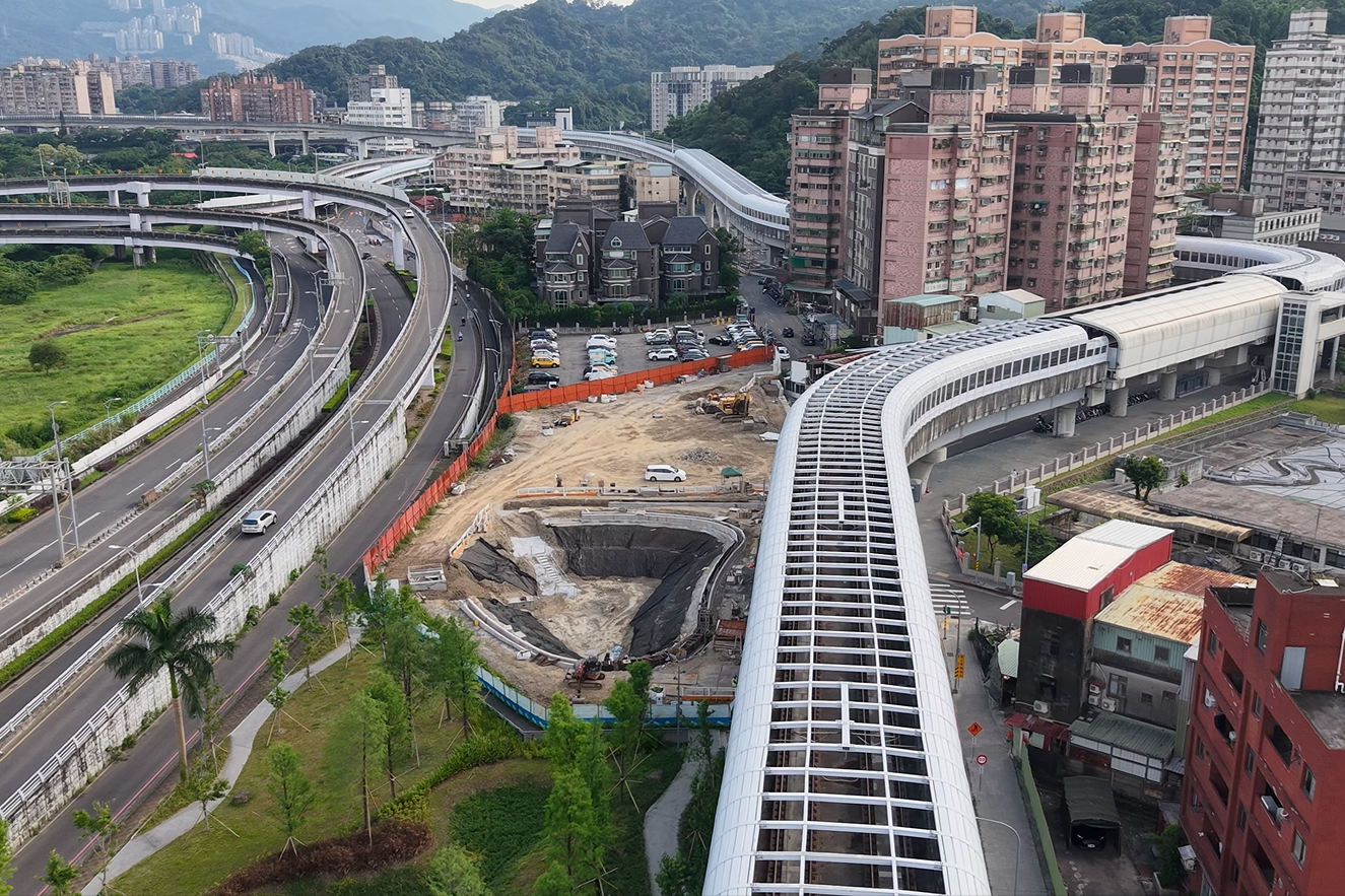 新店Ｊ單元鄰近安坑輕軌K8站（右），其北側公園滯洪池正開挖施作中。新北市地政局提供