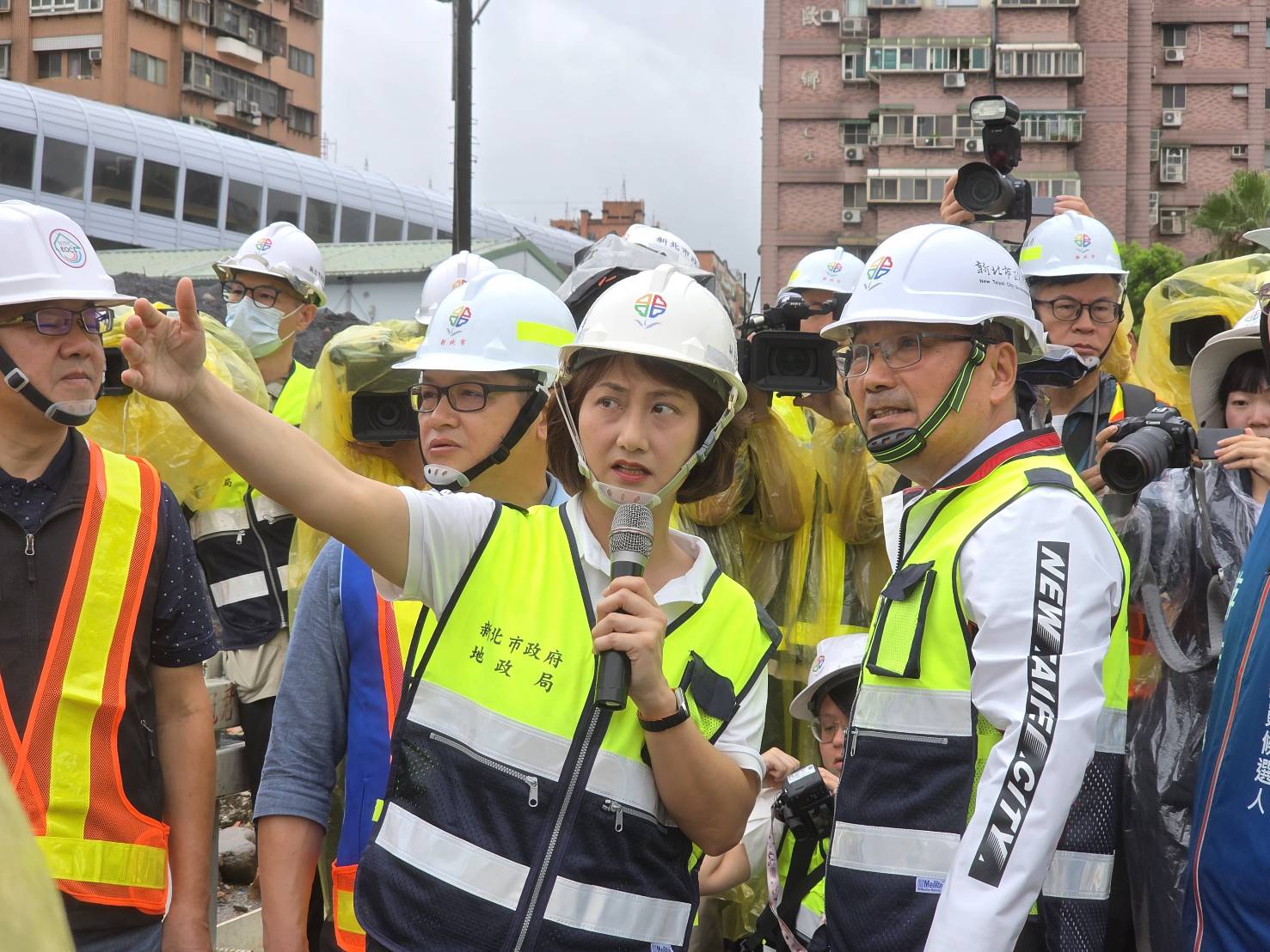 新北地政局副局長徐鳳儀(左)向市長侯友宜說明工程狀況。新北市地政局提供