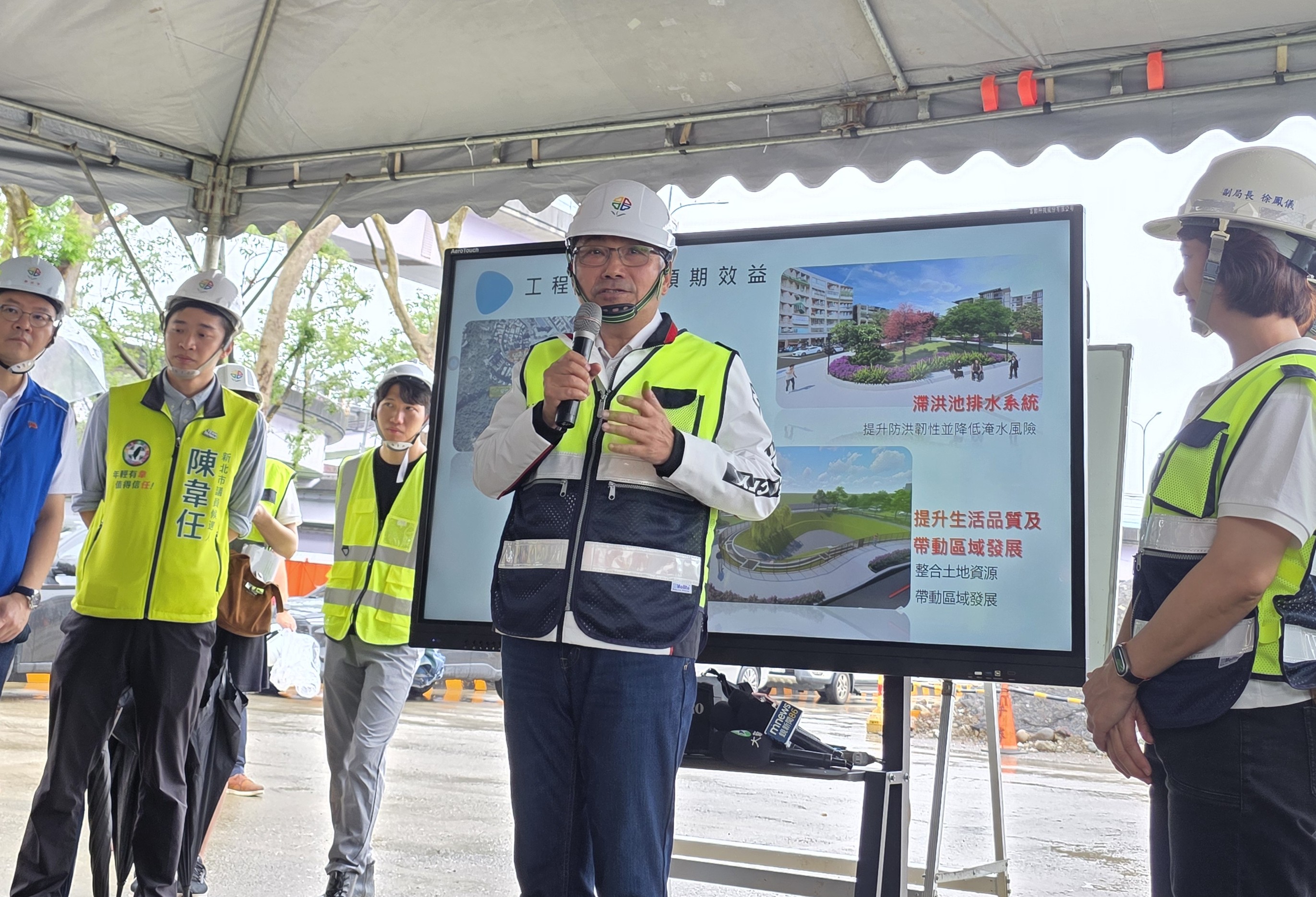 新北市長侯友宜感謝工程團隊努力，盼完工後提升安坑輕軌轉乘品質。新北市地政局提供