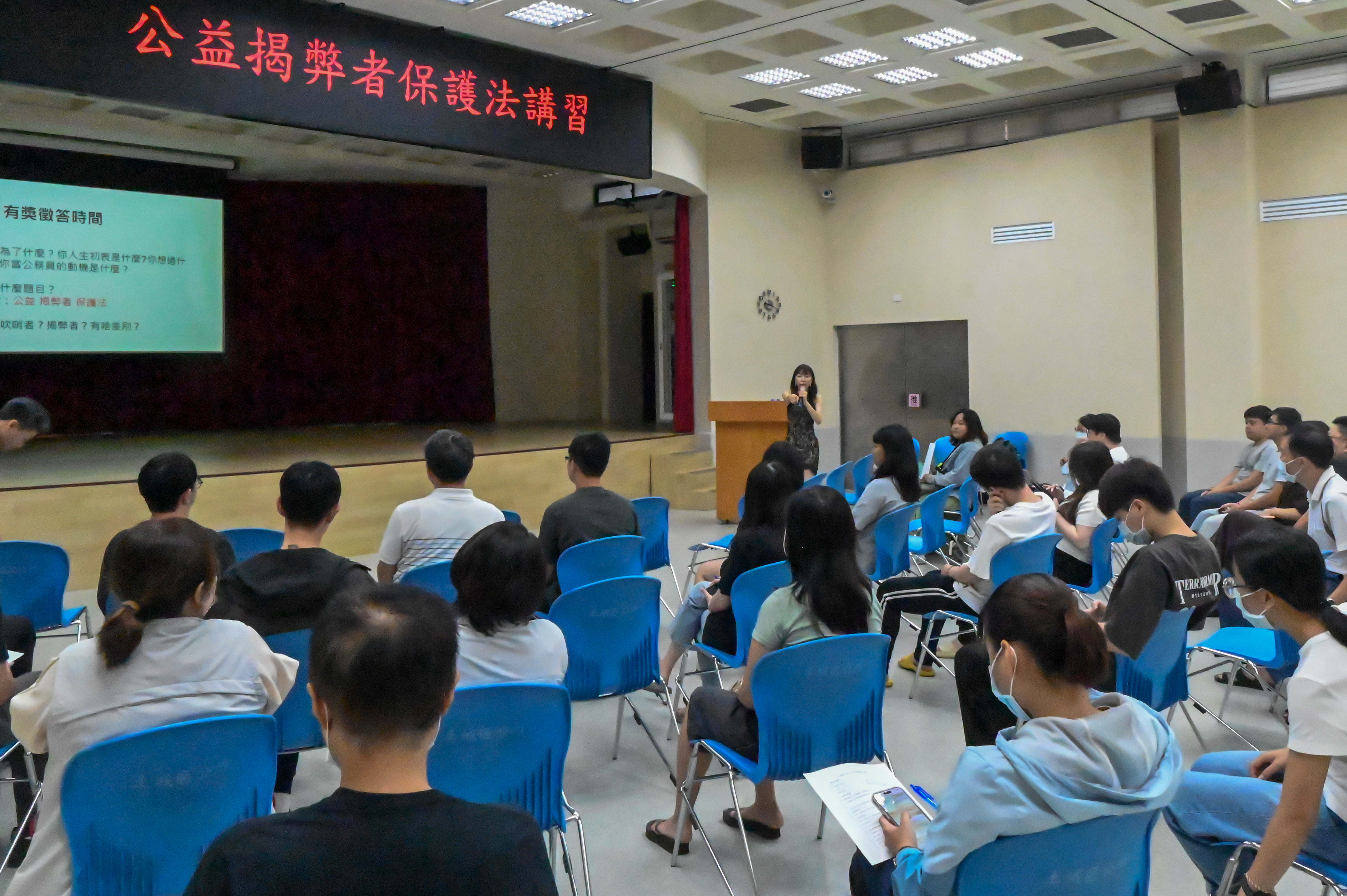 講者何卿華主任與同仁互動