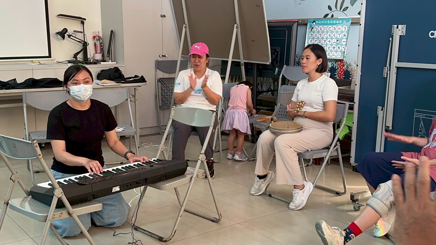 ▲以原住民族人熟悉的音樂及樂器協助紓緩壓力。(圖２/新北市政府原民局提供)。