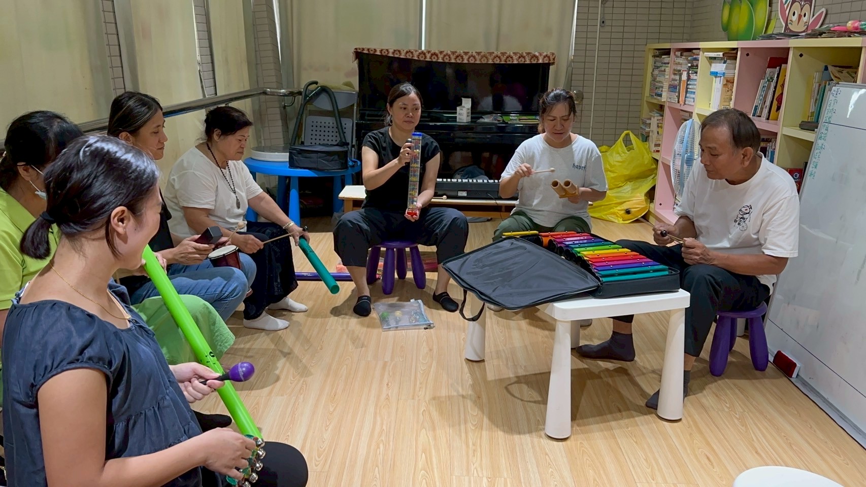 ▲以原住民族人熟悉的音樂及樂器協助紓緩壓力。(圖３/新北市政府原民局提供)。