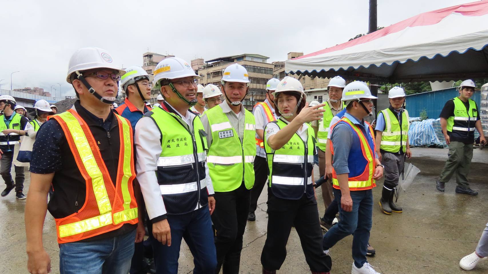 侯友宜市長實地視察「新店安坑輕軌K8站周邊地區（J單元）區段徵收開發工程」，並打造結合滯洪功能的公園，強化地區防災韌性。