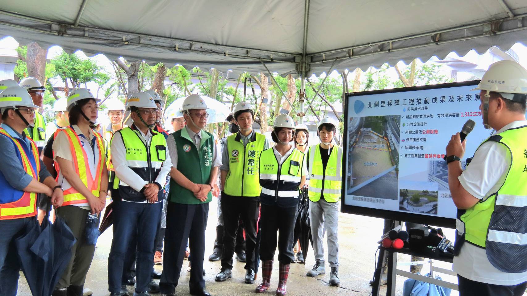 新北市長侯友宜實地視察「新店安坑輕軌K8站周邊地區（J單元）區段徵收開發工程」，並打造結合滯洪功能的公園，強化地區防災韌性。