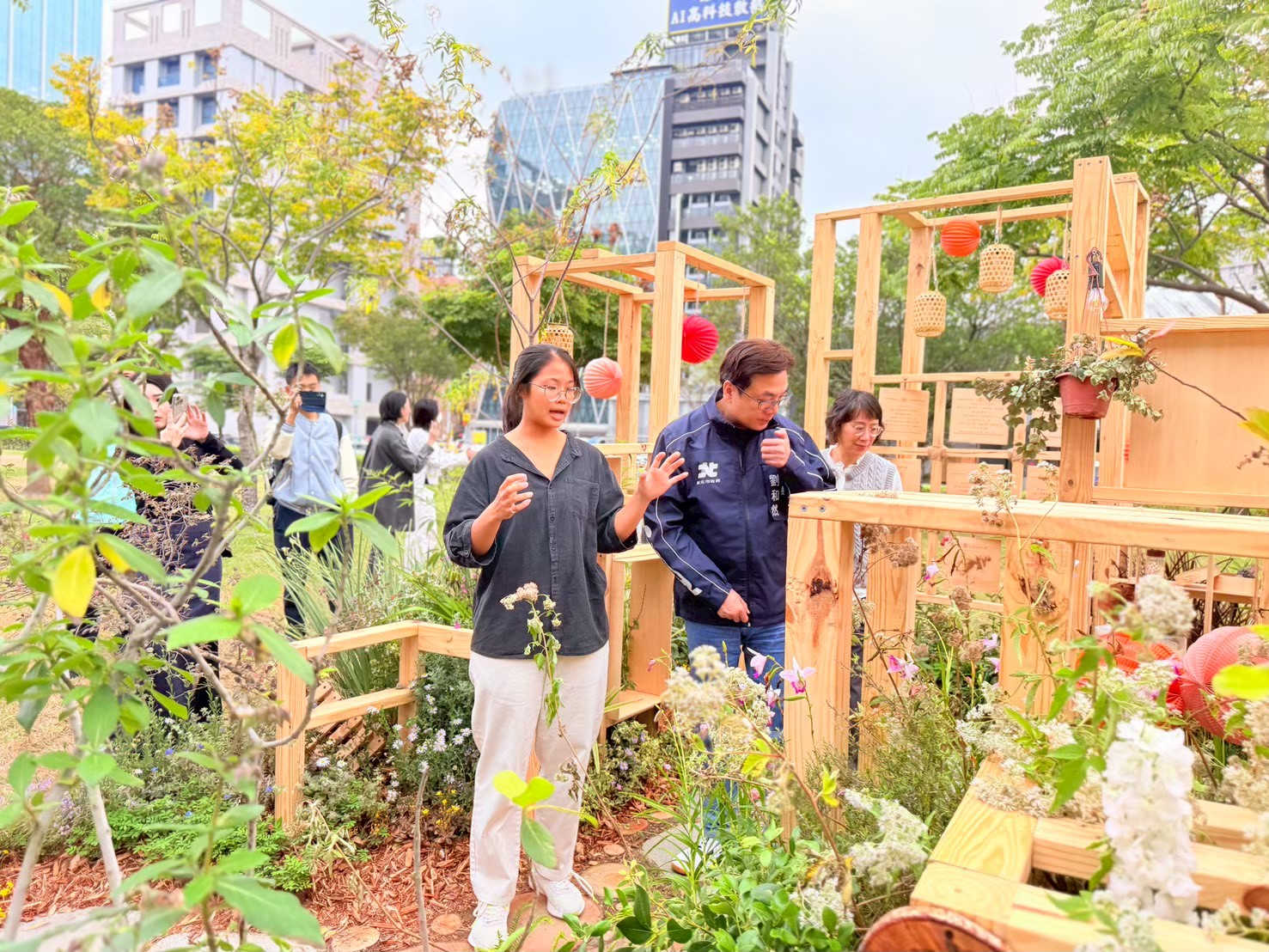  圖3.第7屆設計施作競賽第1名獲獎團隊向劉副市長解說創作理念