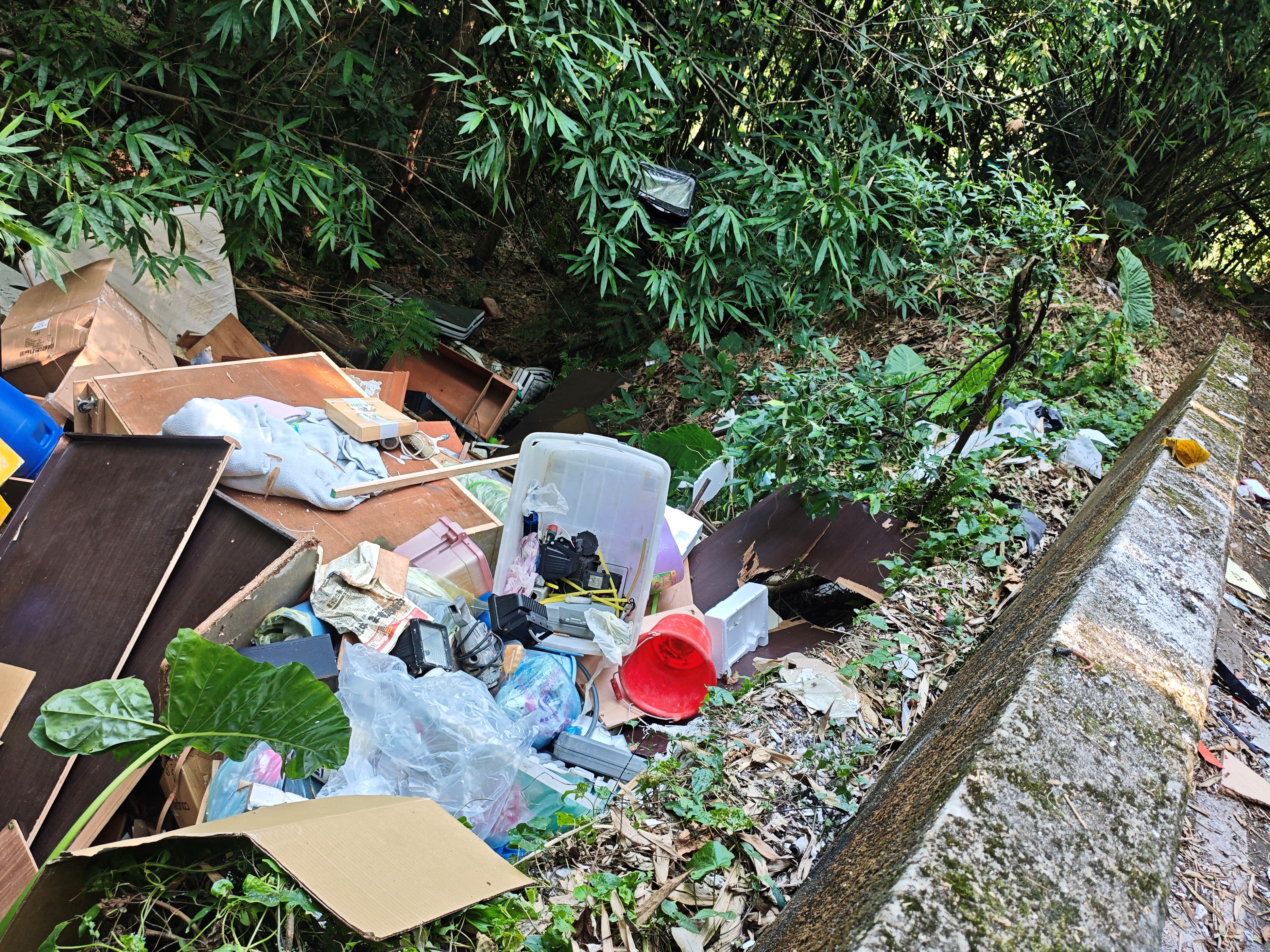 業者將廢棄物載往新北市偏僻山區傾倒