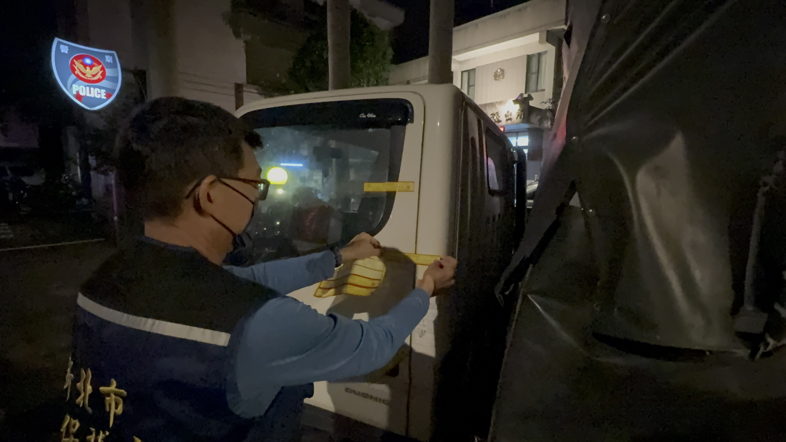 立即依法扣留清除機具