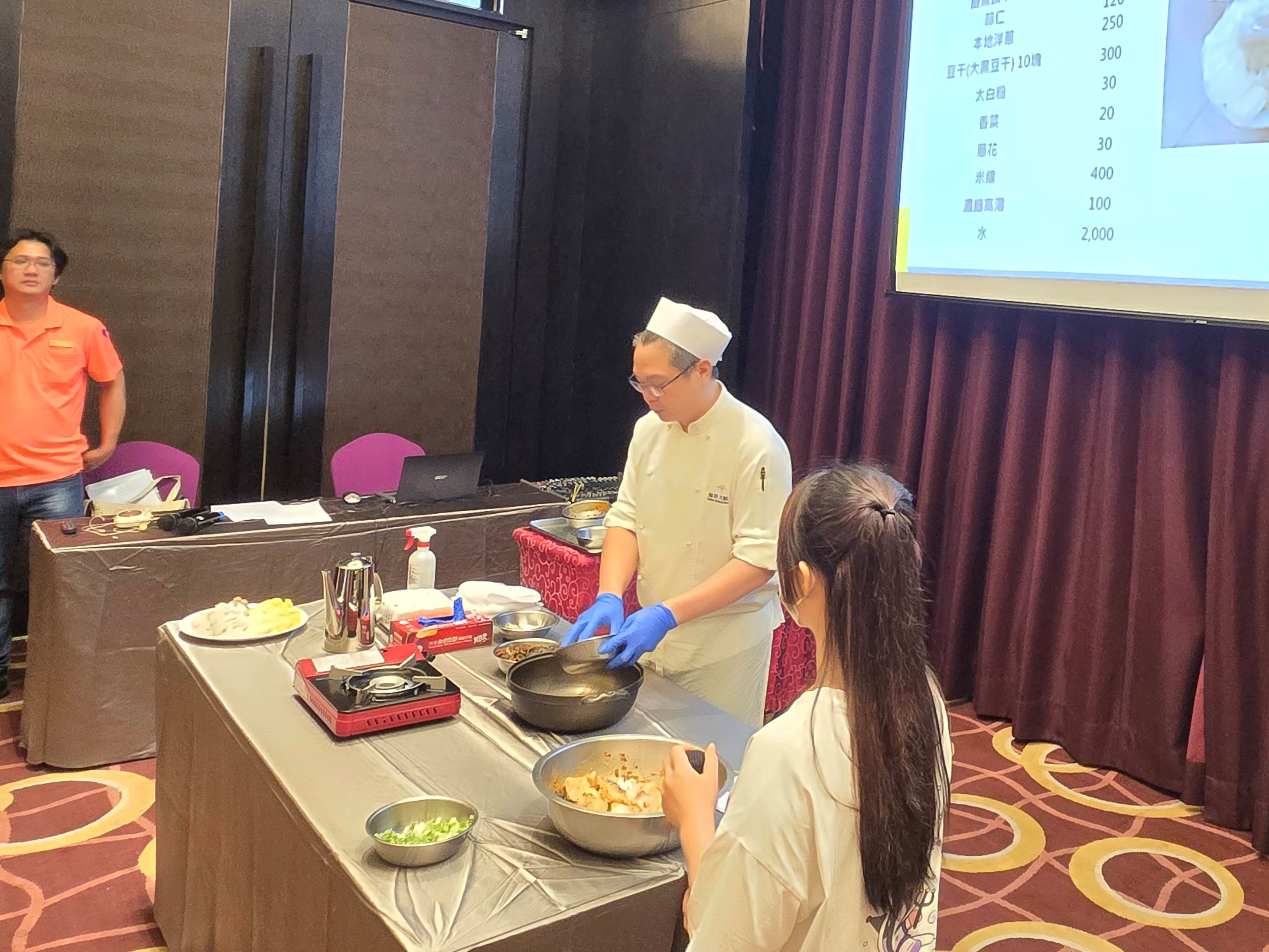 福容台北二館主廚陳冠宏示範經典料理「剁椒魚頭煲」一鍋三吃