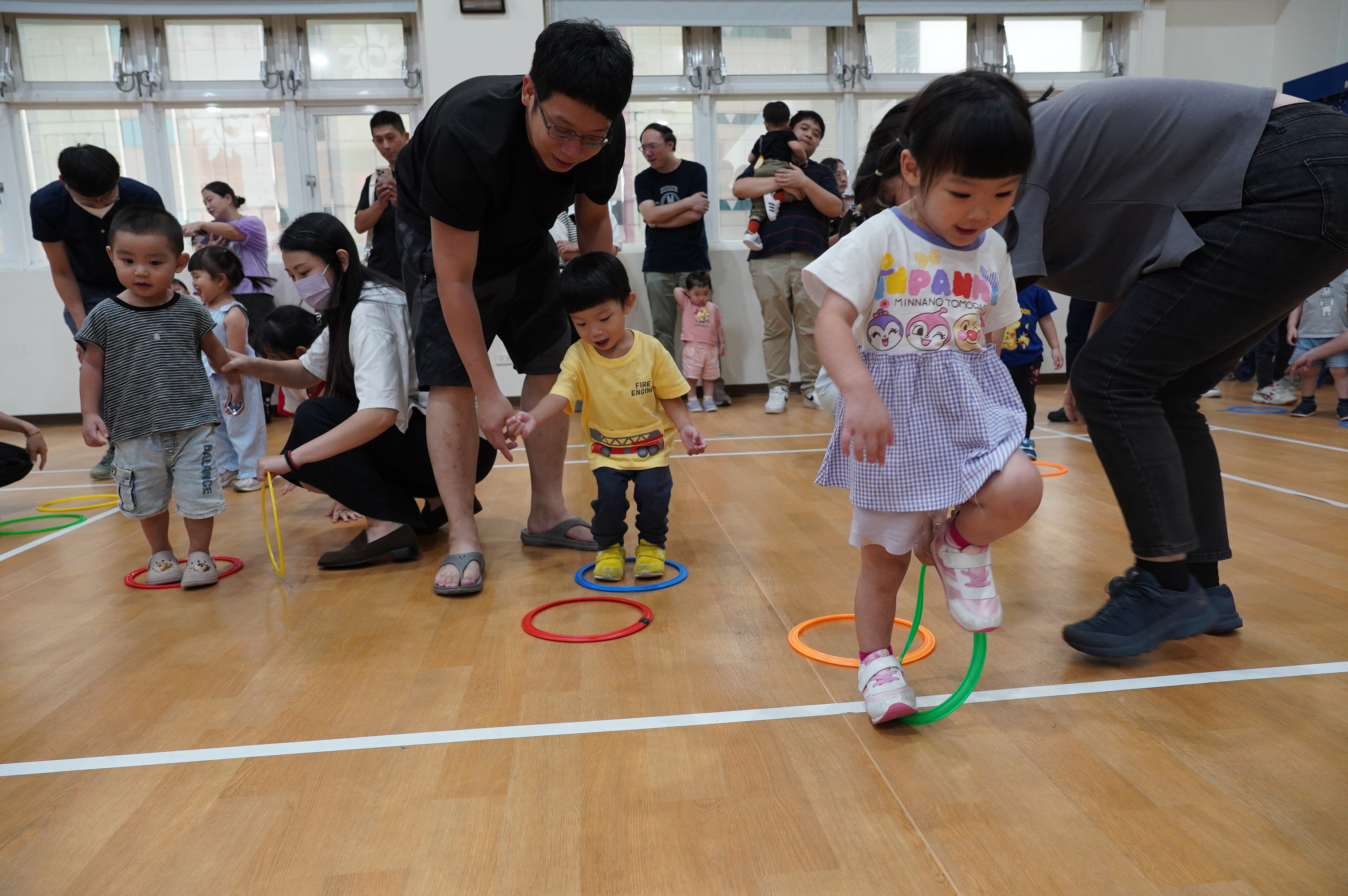 畢典中安排親子遊戲，讓家長與小孩開心地玩。