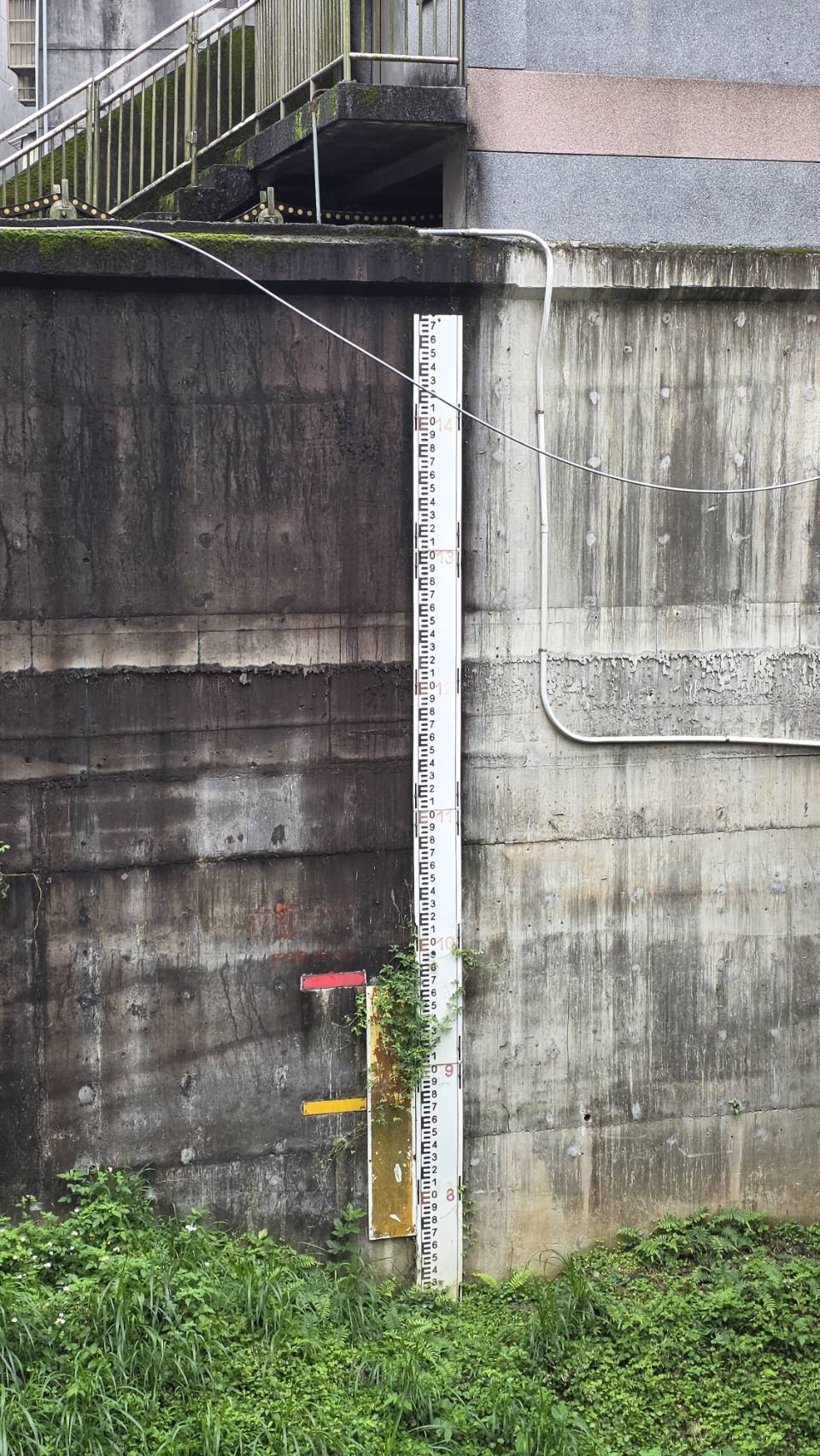 河岸兩側為垂直水泥牆面