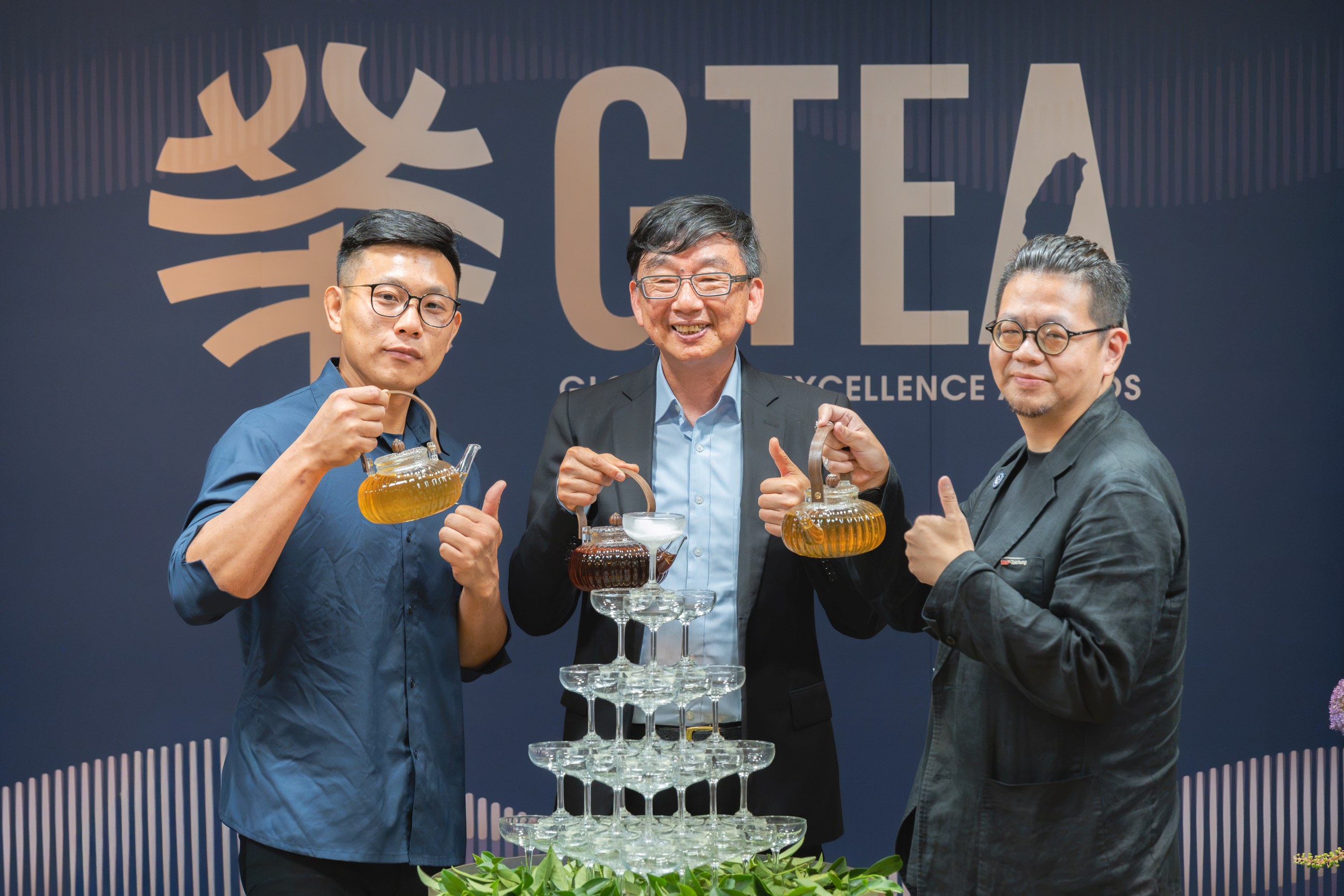 農業局長諶錫輝(中)、講茶學院負責人湯家鴻(右)、有種茶合作社理事主席詹承得(左)，共同為「國際精品茶葉大賞」揭開序幕