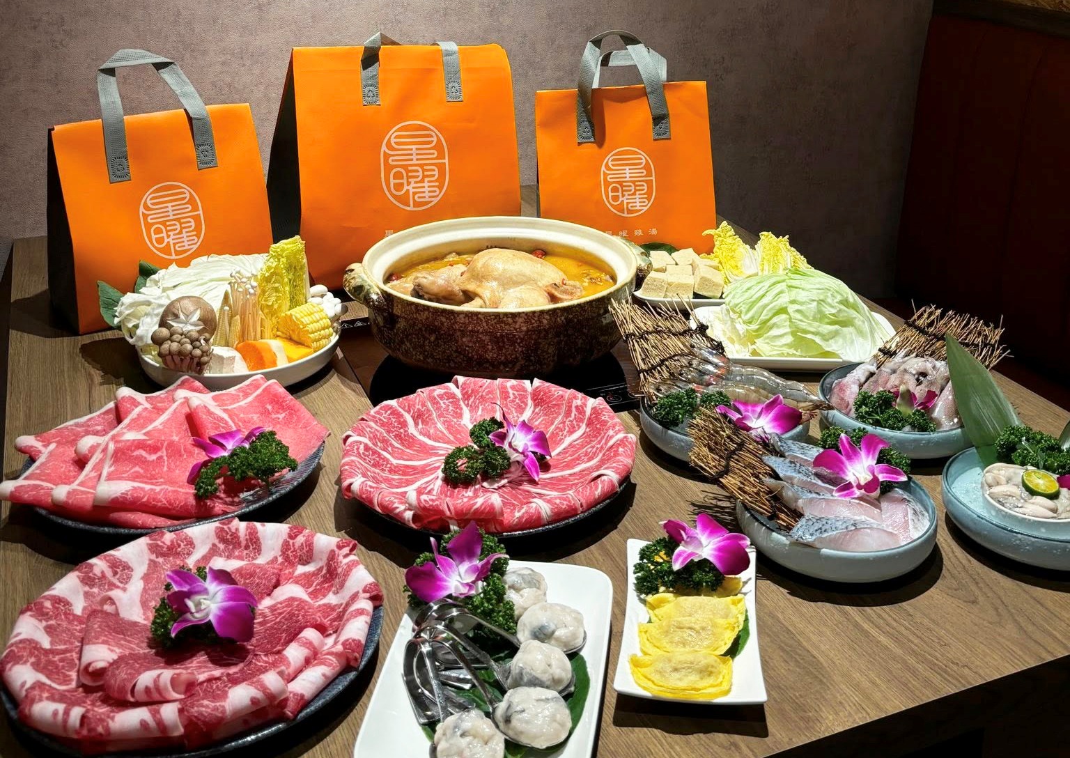星曜雞湯設計可重複使用的精美外帶包裝，鼓勵消費者將未食用完的餐點打包