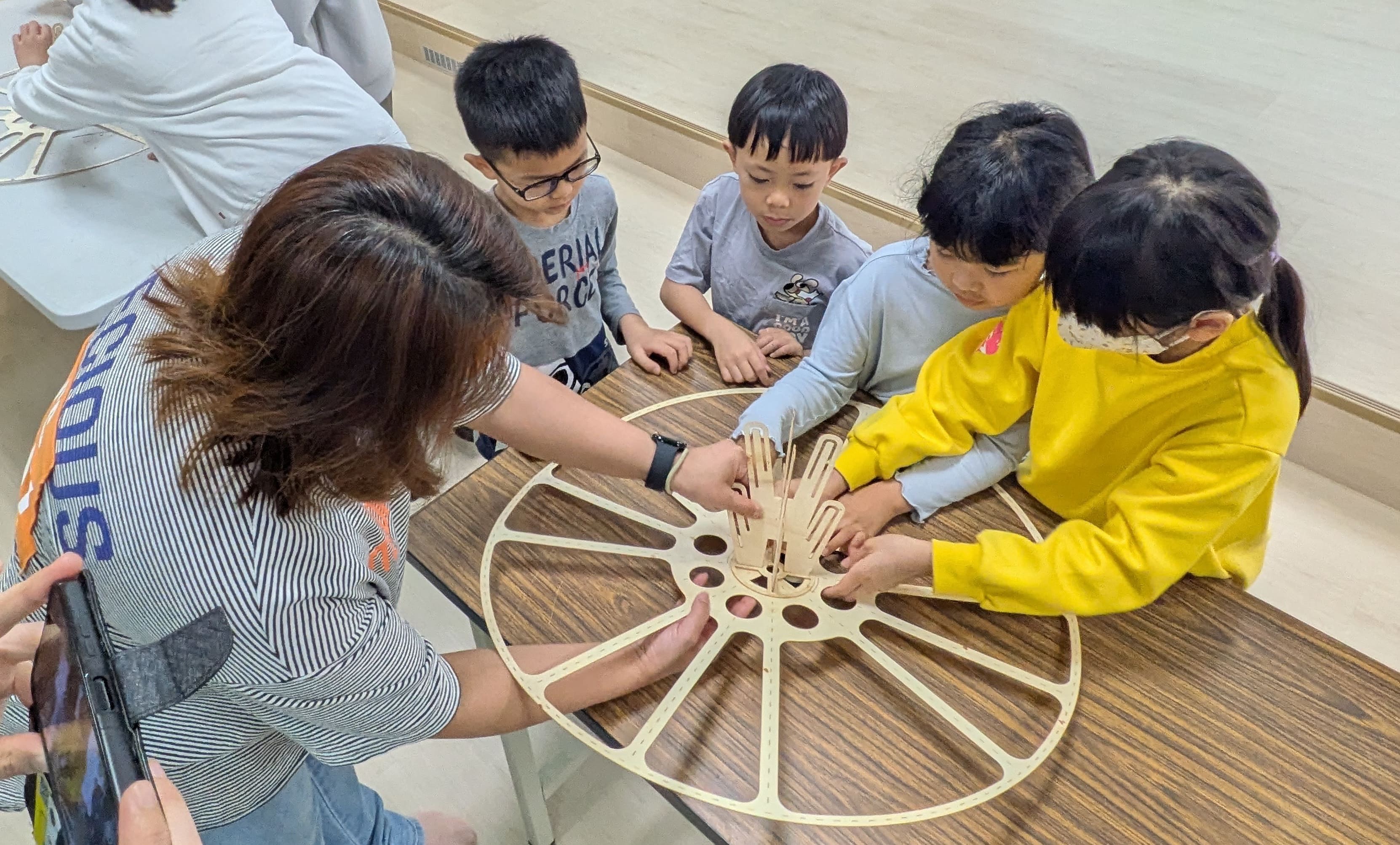 十分國小以「十分永續天燈」為主題，展現偏鄉孩子結合文化、科技與環境教育的創新成果