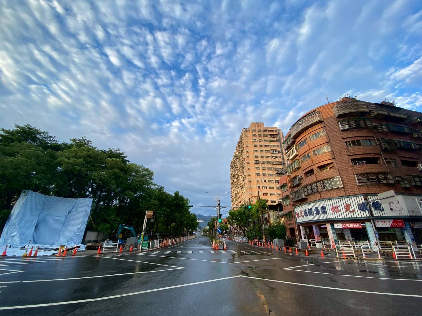 三峽區中正陸橋完成拆除作業，路口視野開闊，未來將結合安溪國中周邊通學環境改善工程，打造更安全友善的人行空間。