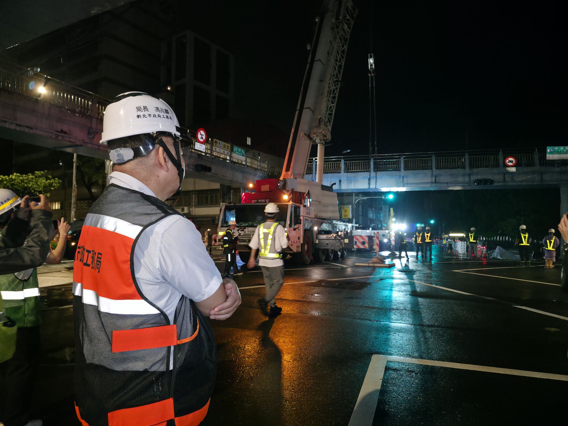 工務局長馮兆麟深夜視察三峽區中正陸橋拆除工程。