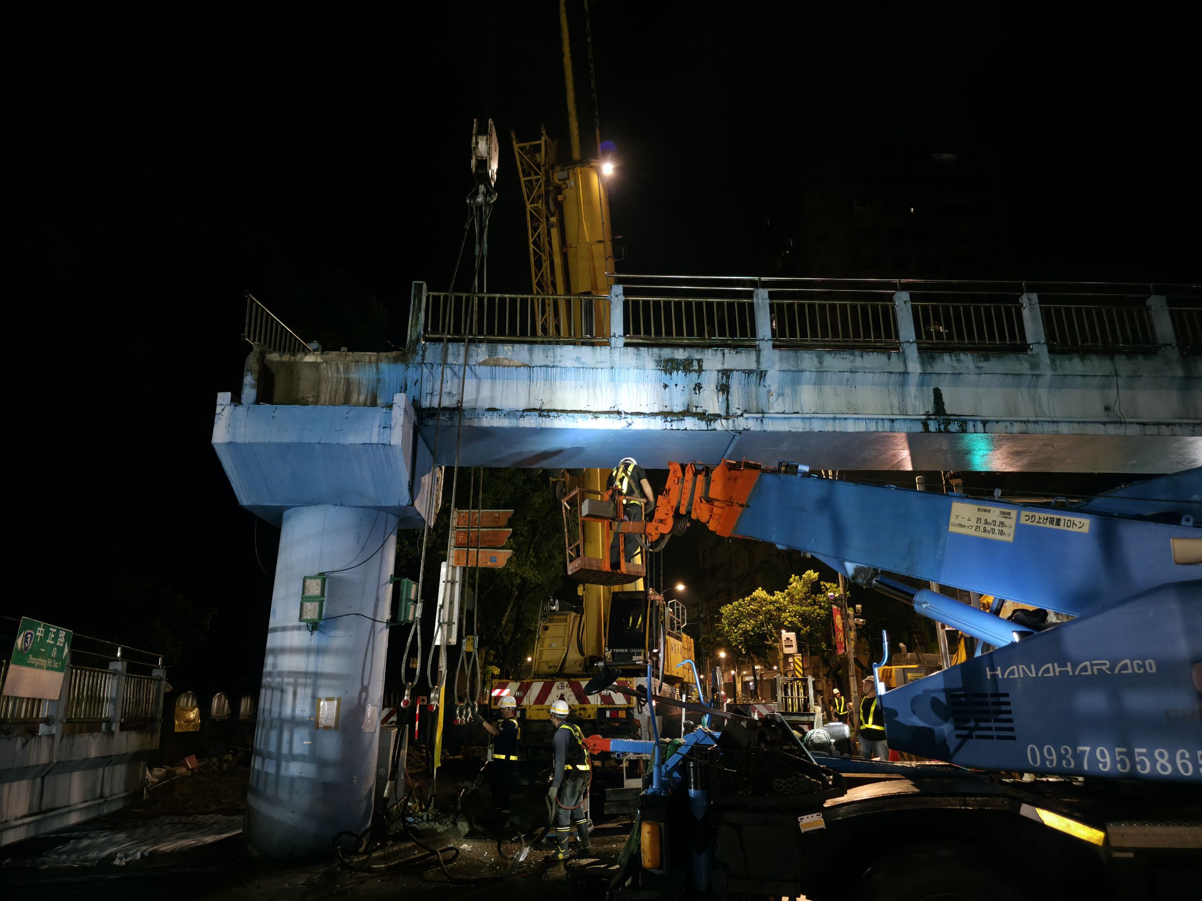 三峽中正陸橋拆除工程利用夜間車流較小的時段，進行大梁吊離作業。