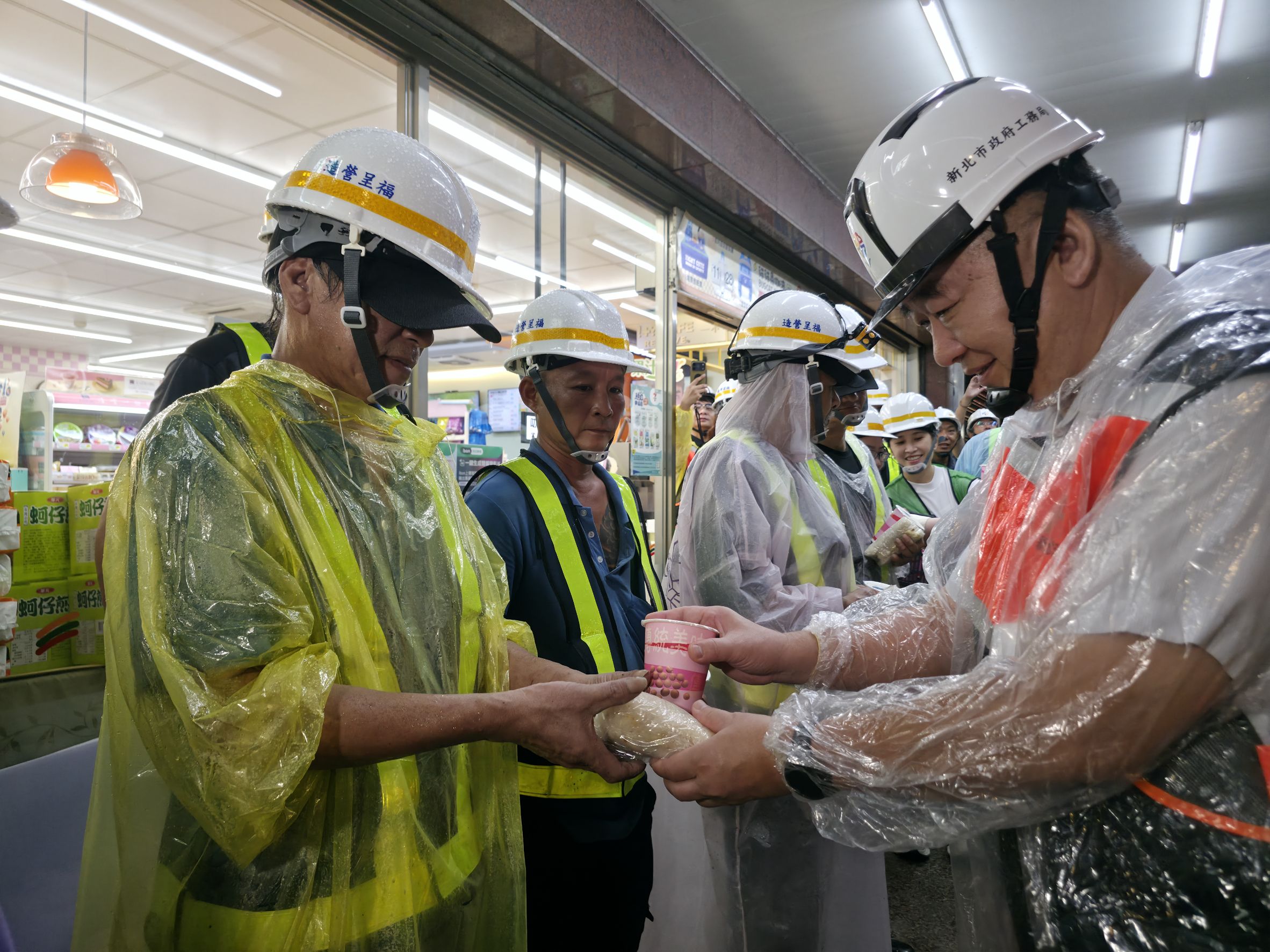 工務局長馮兆麟(右一)視察現場拆除工程，並向第一線徹夜施工團隊表達慰勞與感謝。