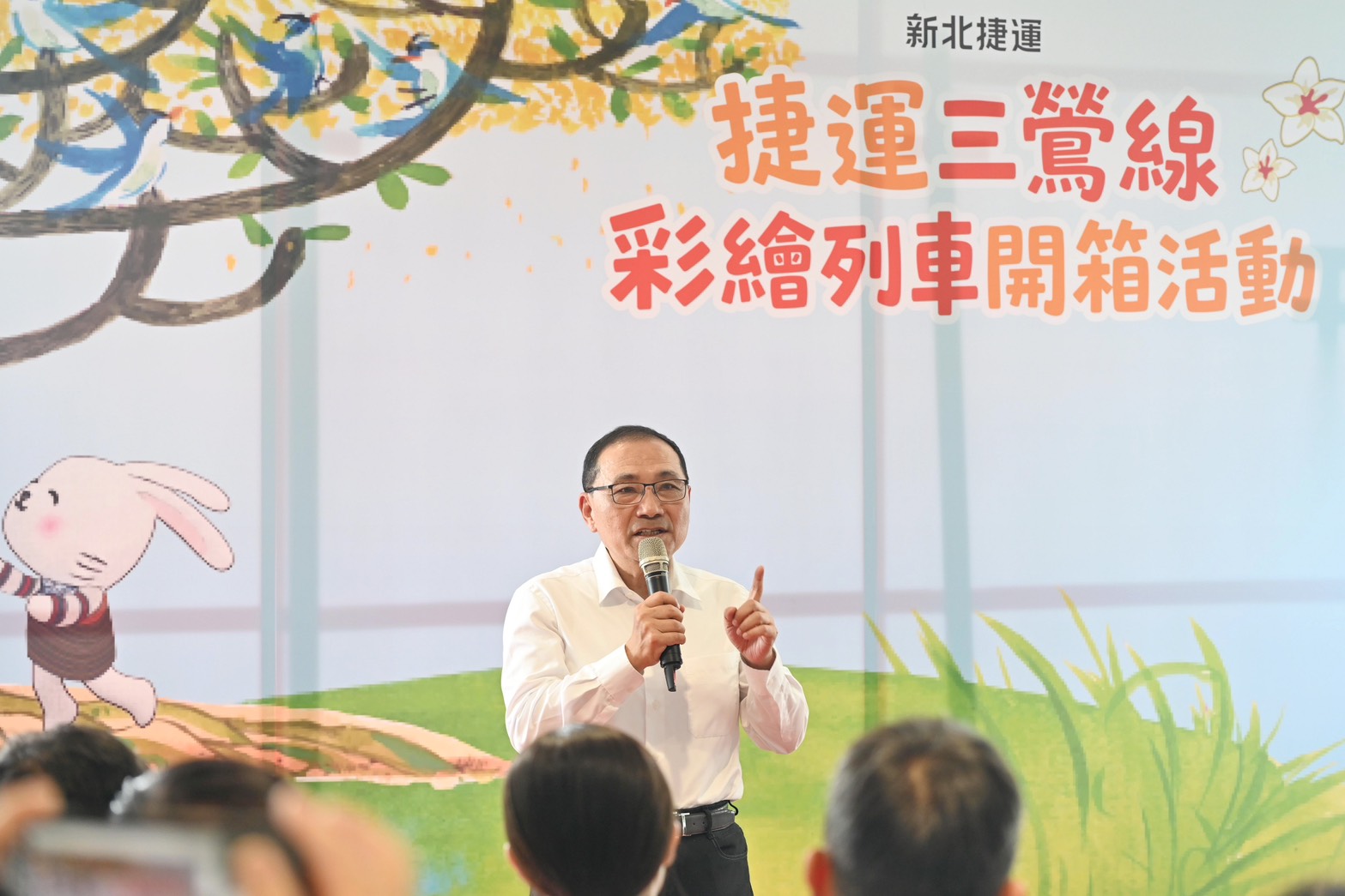捷運三鶯線將於6月30日正式通車，新北市長侯友宜今（28）日開箱「客家文化主題車廂」及「新北市美術館主題車廂」兩大主題彩繪列車。