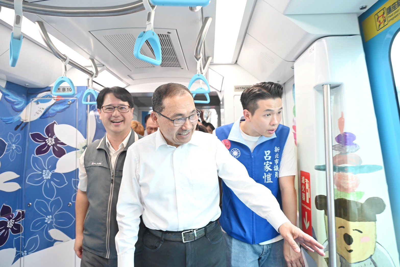 「客家文化主題車廂」運用藍染點綴五月雪桐花呼應三峽在地工藝，並將客家「耕讀傳家」的精神以高彩度視覺線條呈現，描繪大漢溪的水文意象。