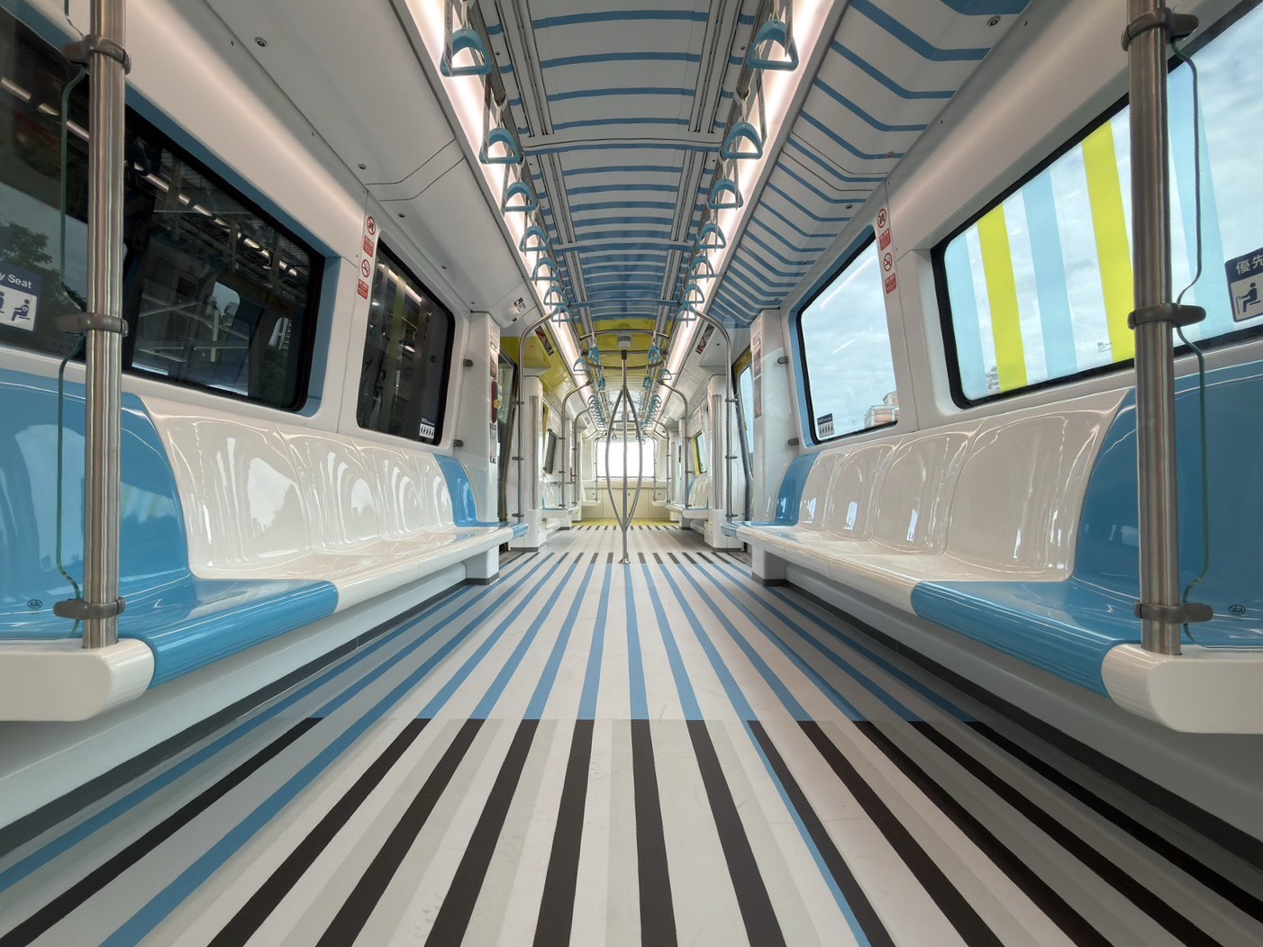 「新北市美術館主題車廂」則充滿著銀白色「流動光軌」，與新北市美術館的建築概念相互呼應，展現三鶯地區的文化特色
