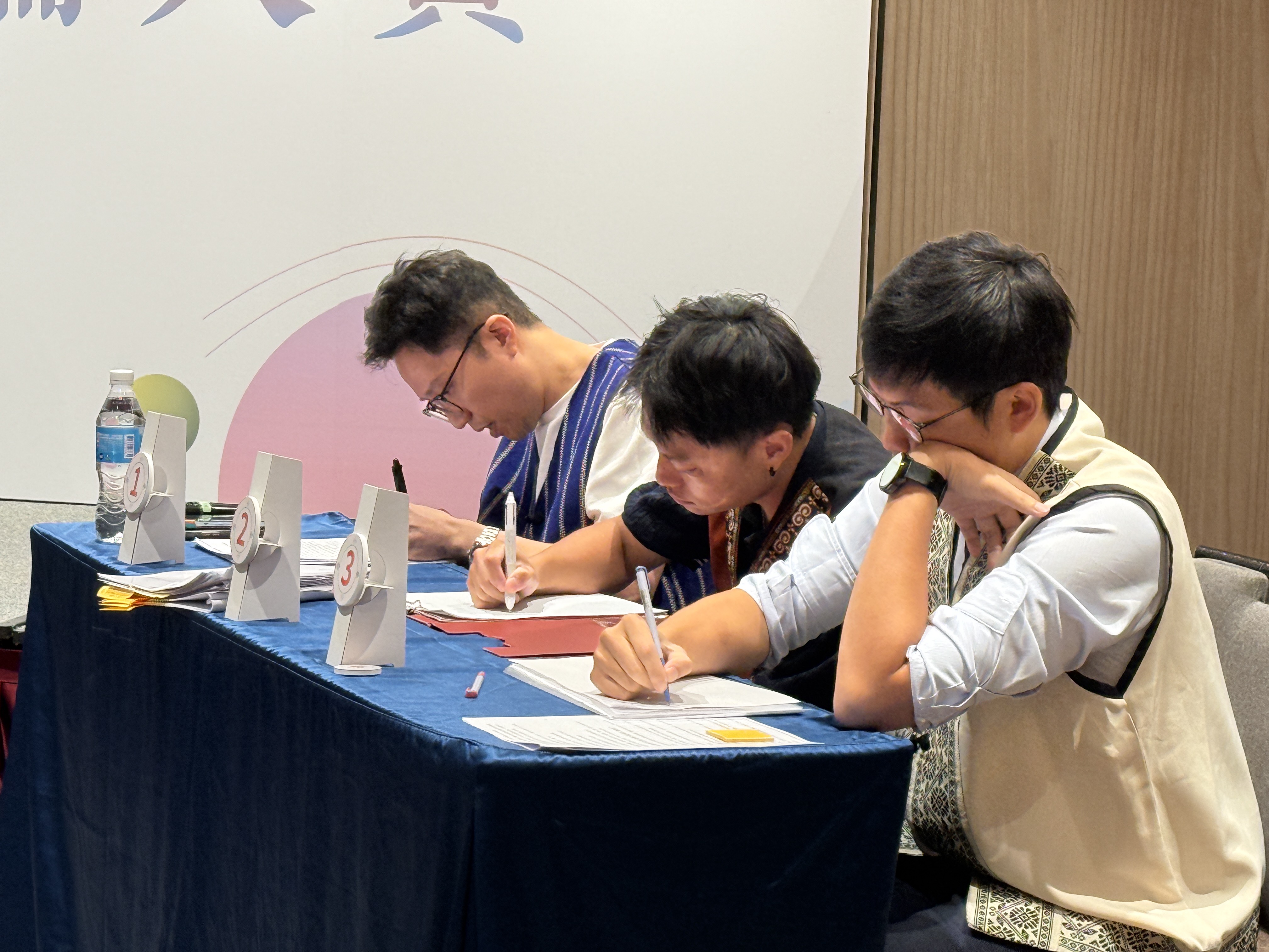 ▲參賽青年專注聆聽，預備接棒辯論攻防。(圖/新北市政府原民局提供)