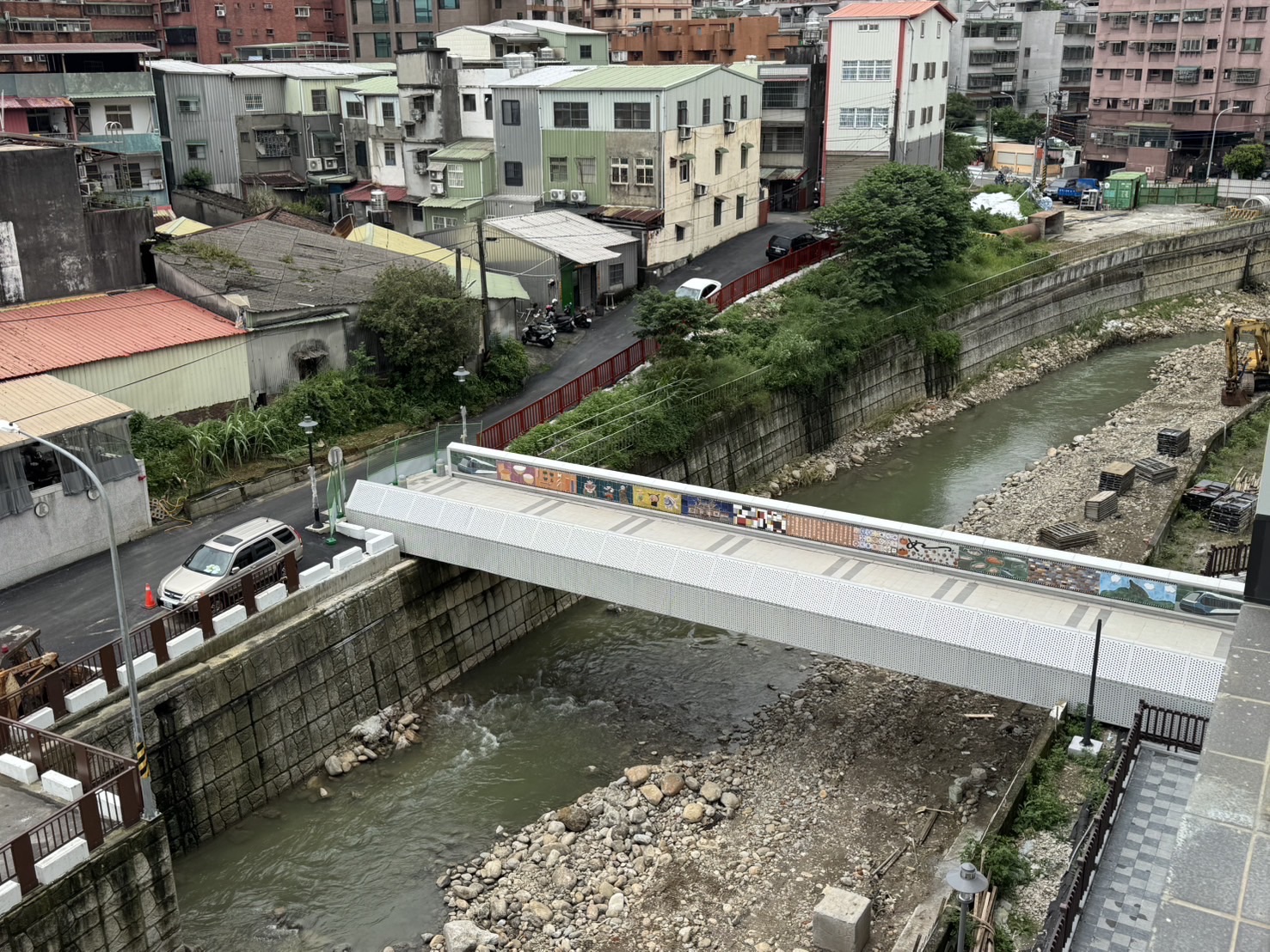 國華人行陸橋融入陶板藝術