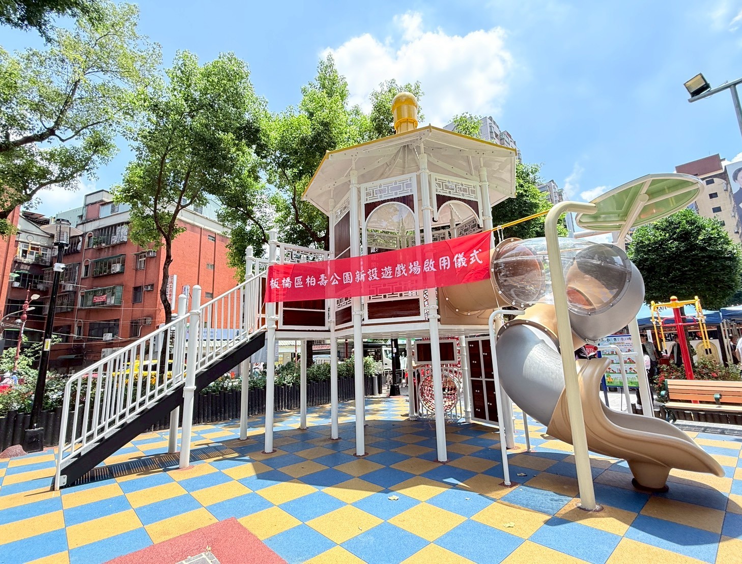 1.柏壽公園遊戲場融入接雲寺意象打造的「寺廟風」主題特色遊具