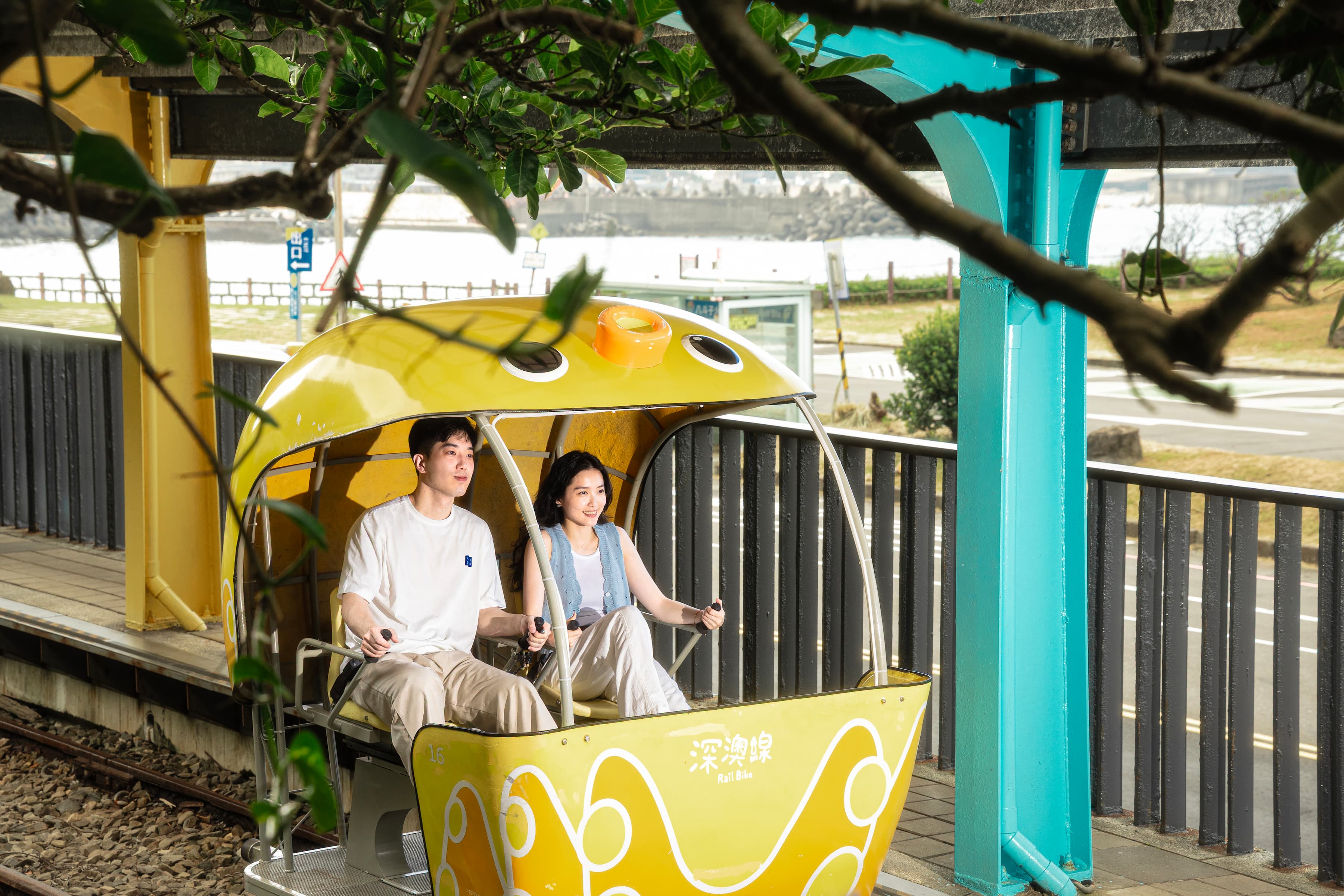 深澳鐵道自行車隱藏版「章魚車」，暑假限定夜間「燦爛夏夜山海騎」活動將於7月1日正式起跑，即日起已開放線上預約。