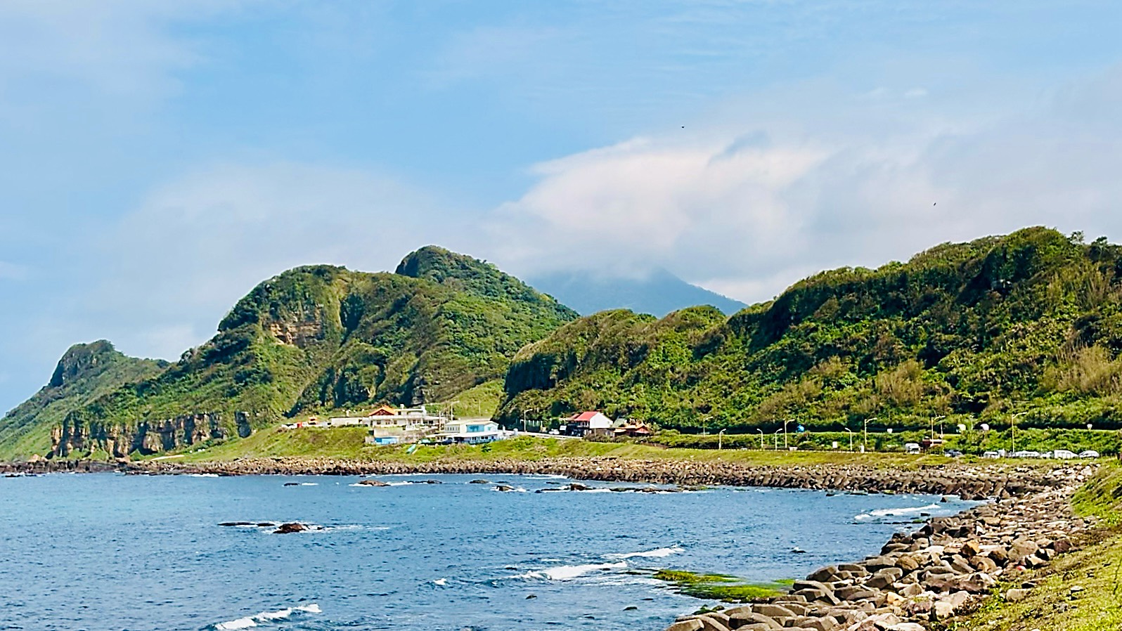 深澳鐵道自行車沿線擁有絕美無敵海景與壯麗山巒，是「燦爛夏夜山海騎」白晝時段最迷人的山海饗宴。