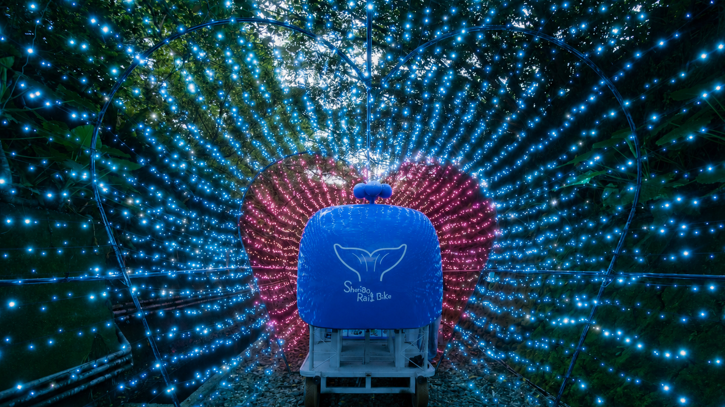 浪漫指數破表！深澳鐵道自行車隱藏版「鯨魚車」駛入夢幻的璀璨愛心光廊，為暑假限定的夜間騎行營造出滿滿的幸福氛圍。